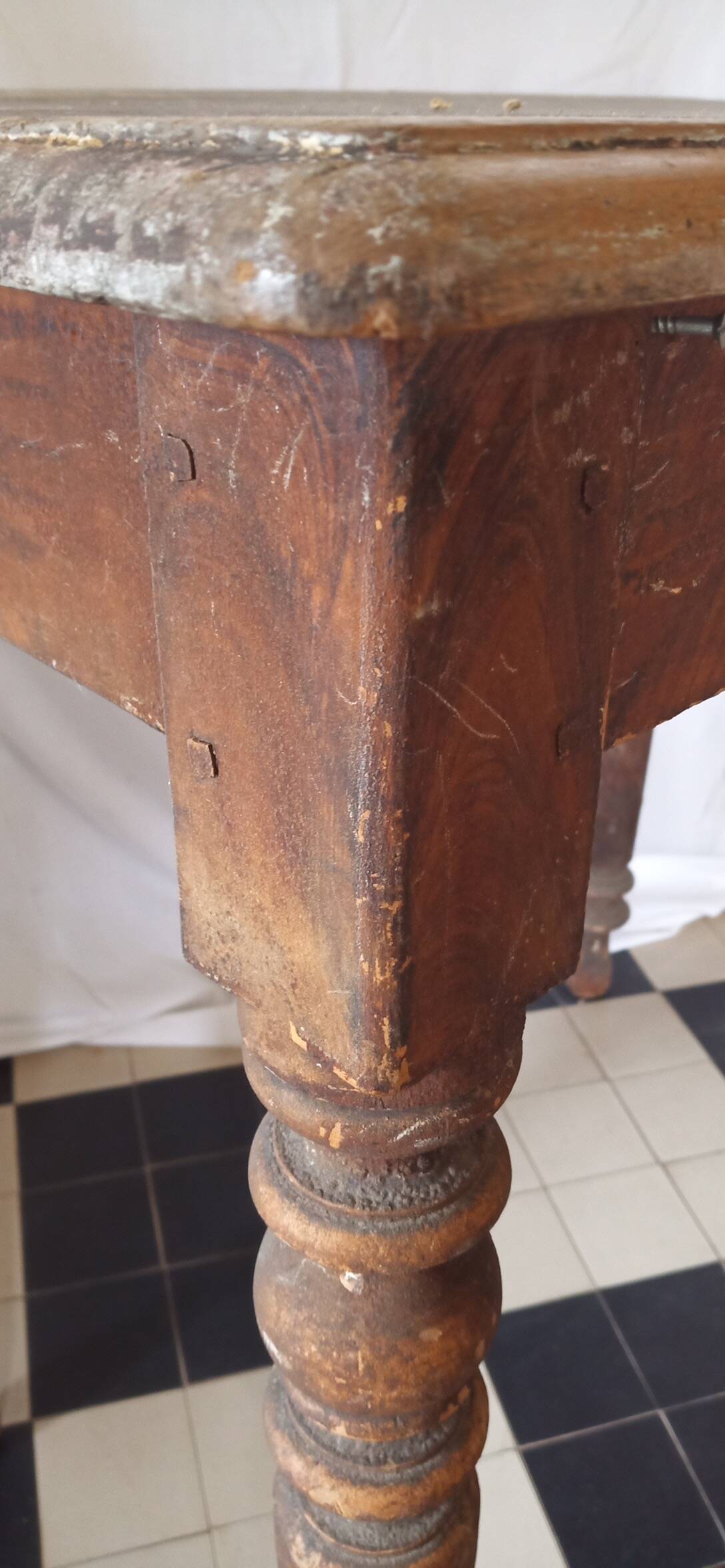 Table with turned legs