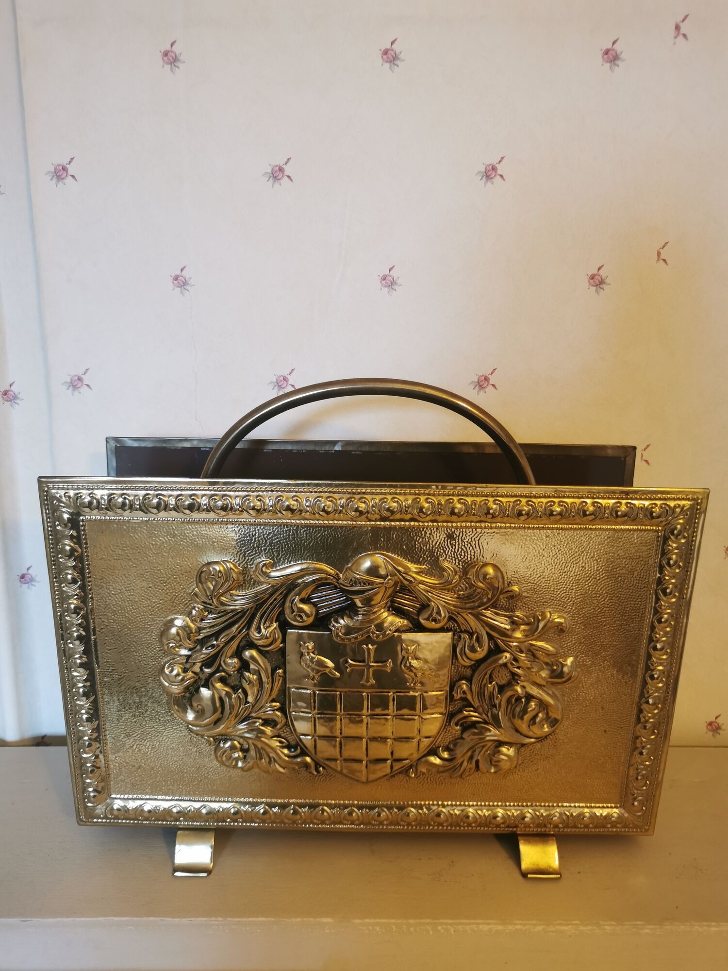 Magazine rack in painted sheet metal and brass pushed back twentieth century