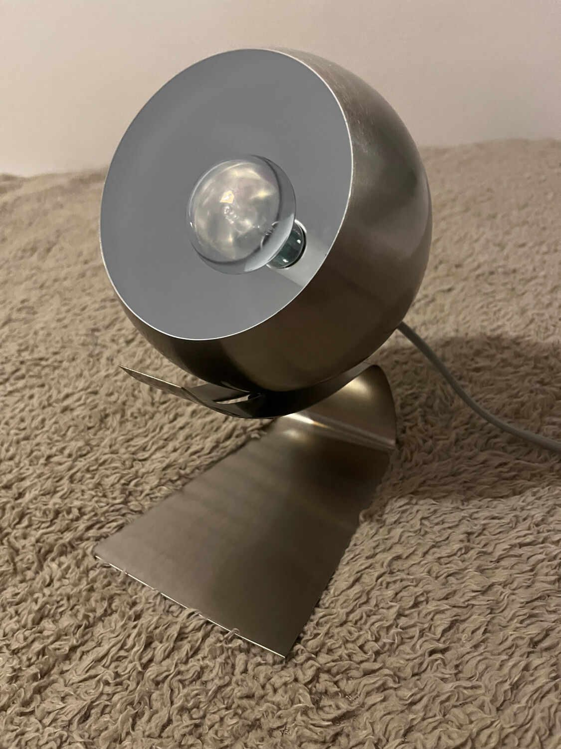 Adjustable eyeball table lamp