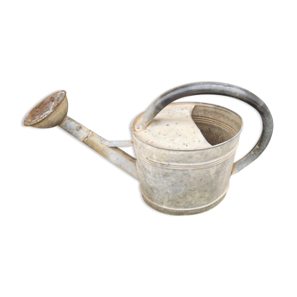 Zinc watering can with apple