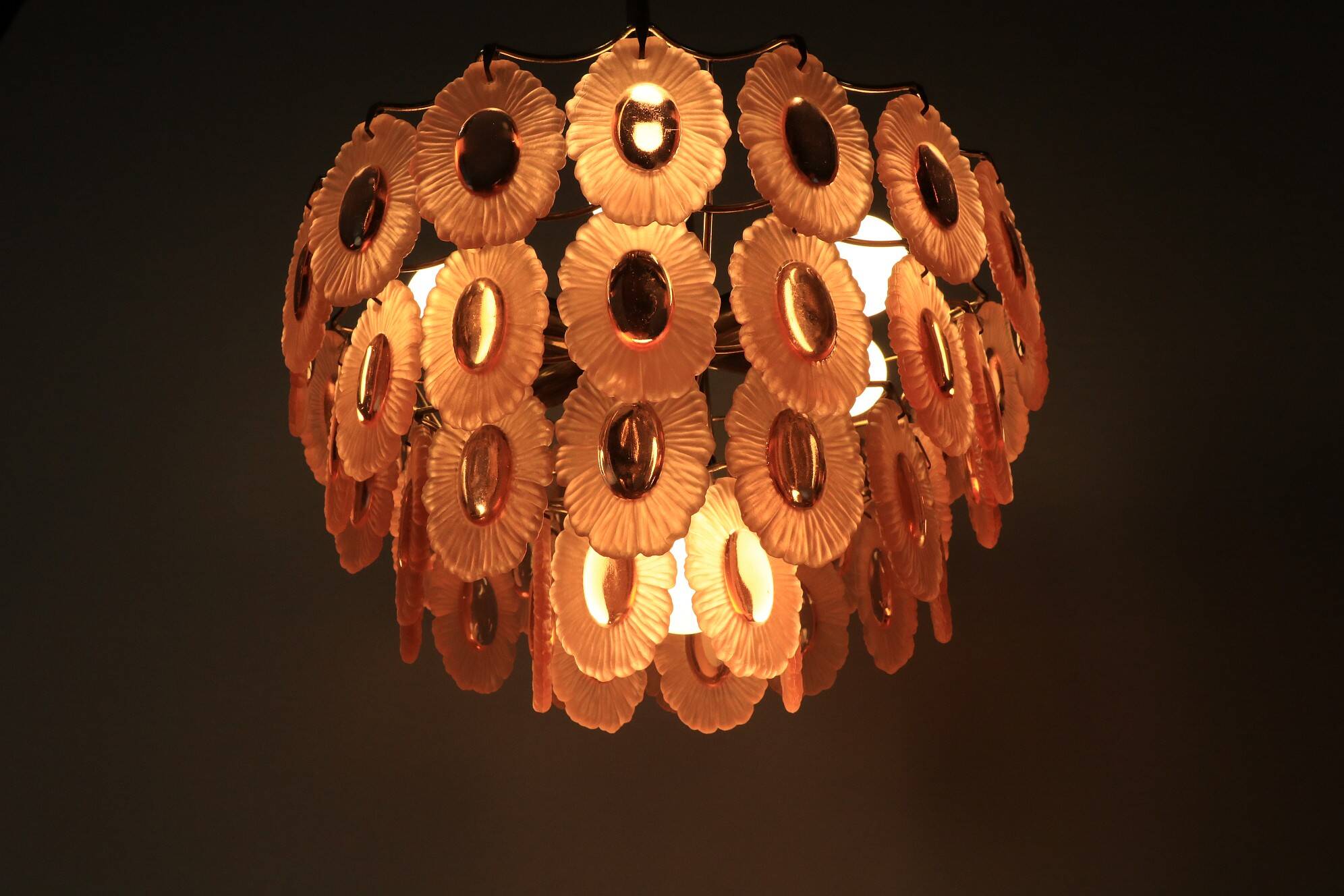 Chandelier vintage des années 70 avec 51 médaillons en verre rose, 37 cm