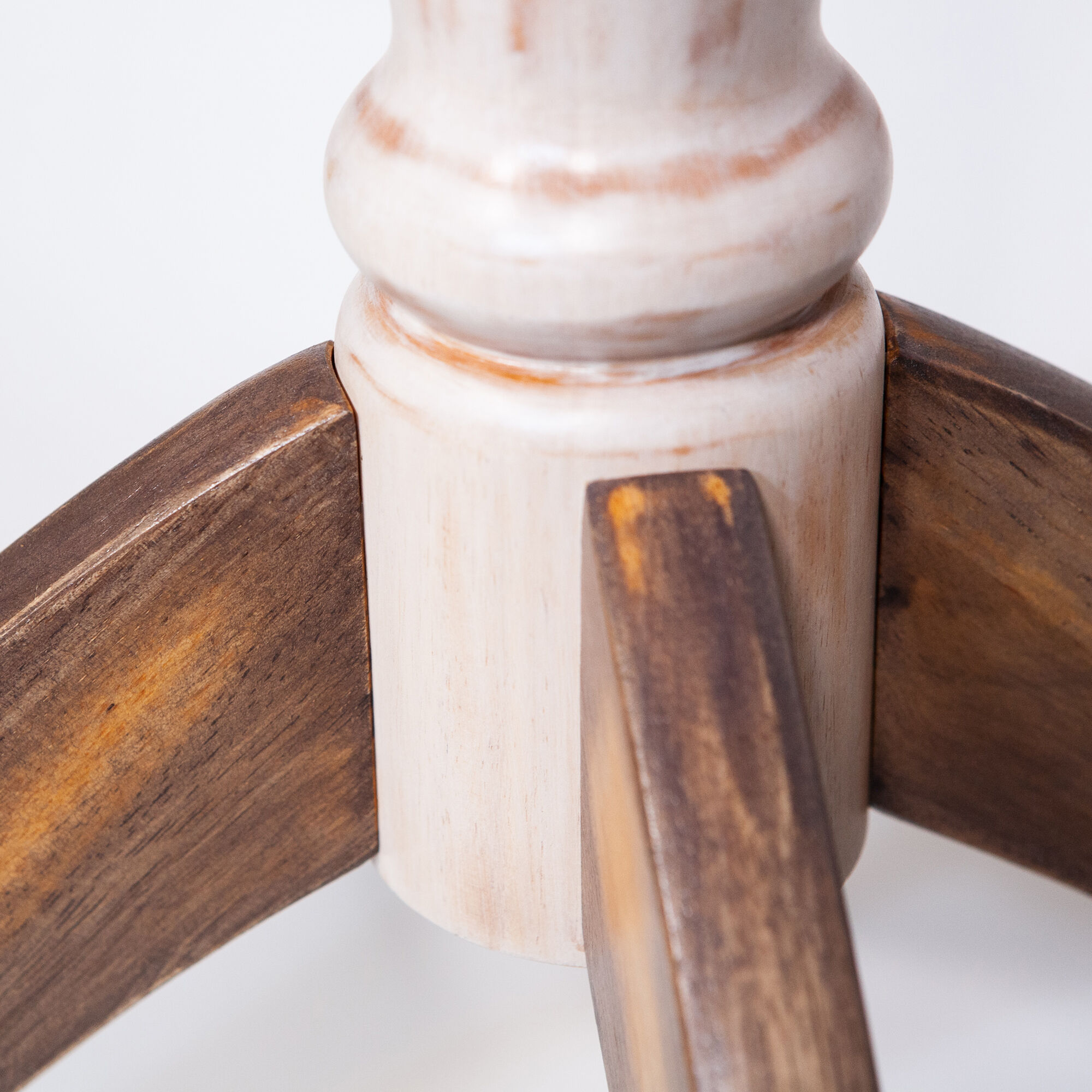 Bistro-style round table in rose solid oak and natural wood
