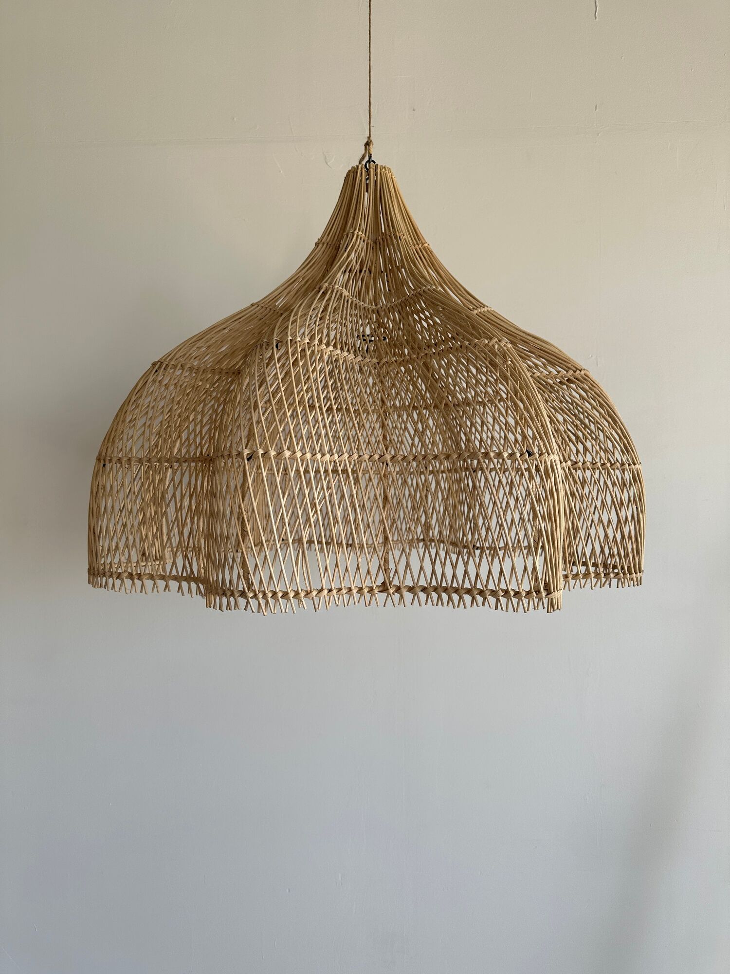 Rattan pendant lamp in the shape of a flower