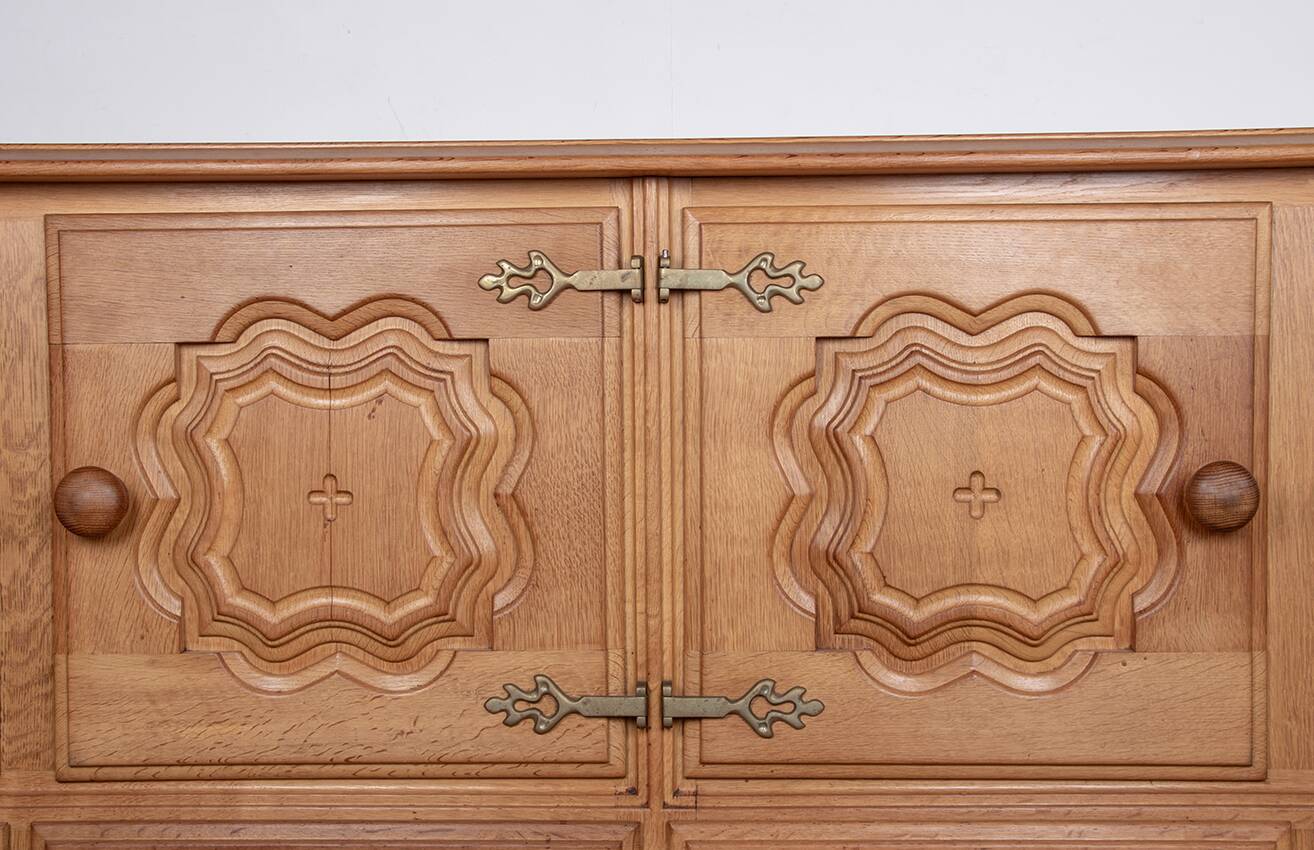 Very large French sideboard in solid oak, Guillerme and Chambron 1960.