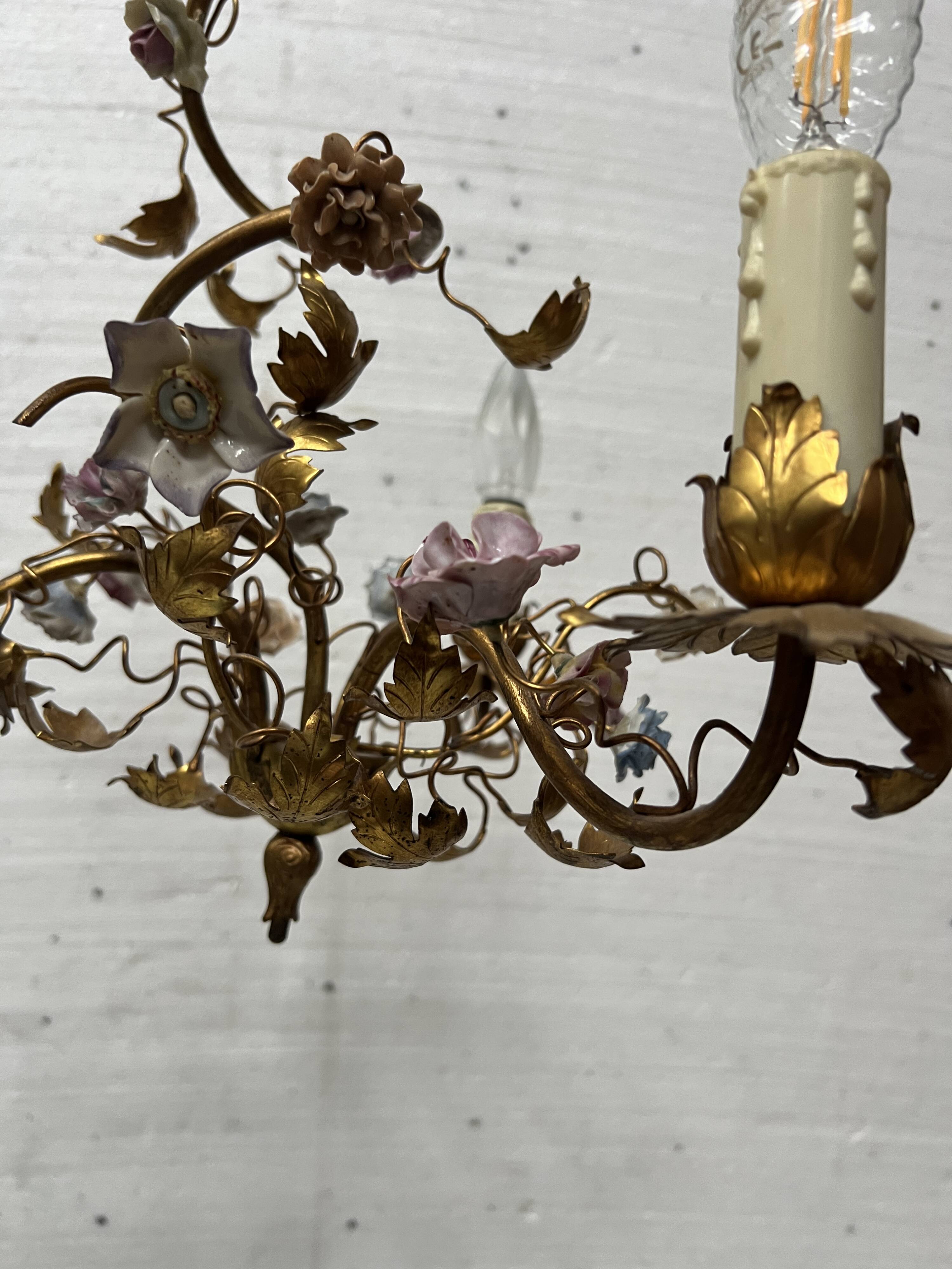 Louis XVI style chandelier in gilded metal and porcelain flowers, 20th century