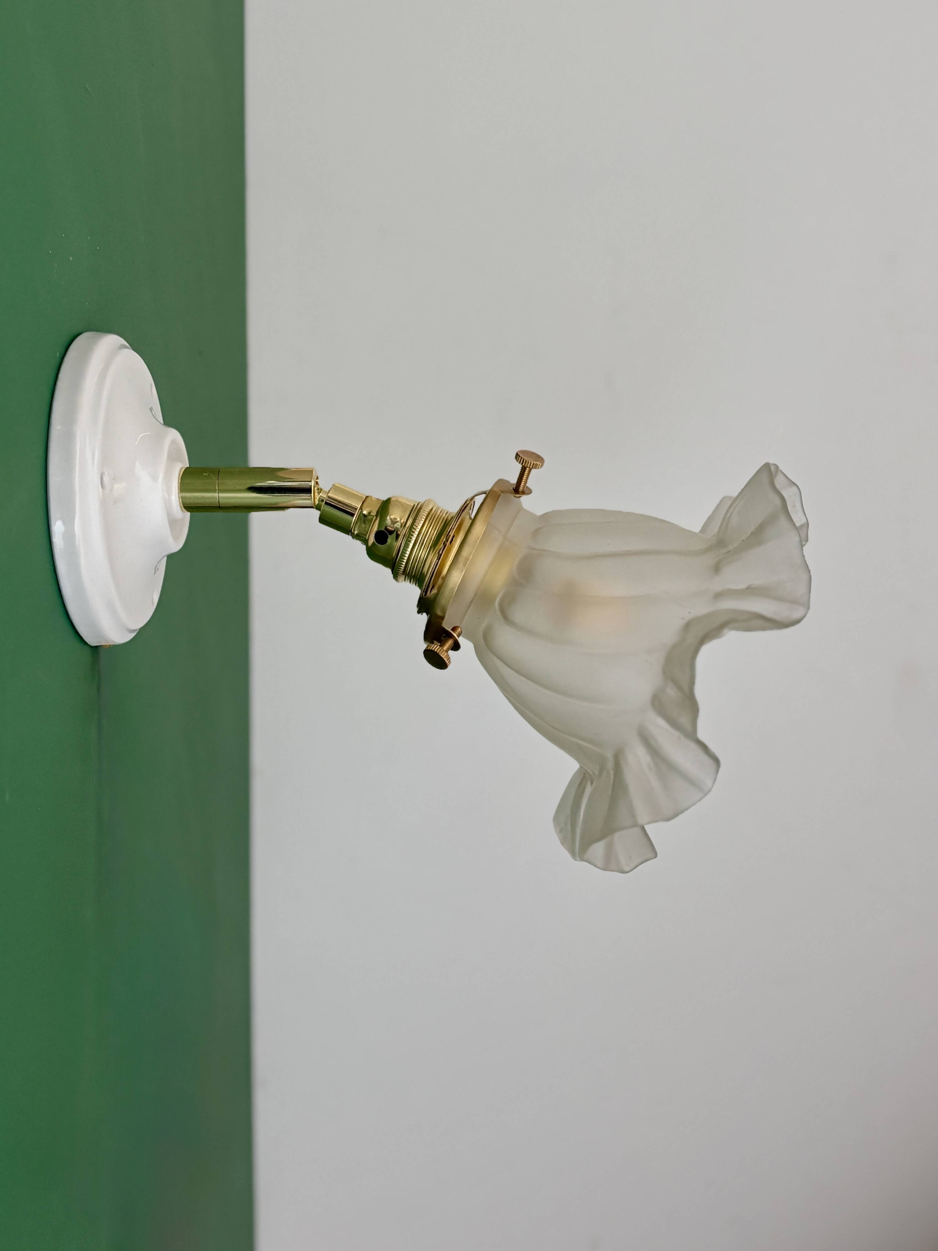 Applique tulipe vintage en verre dépoli
