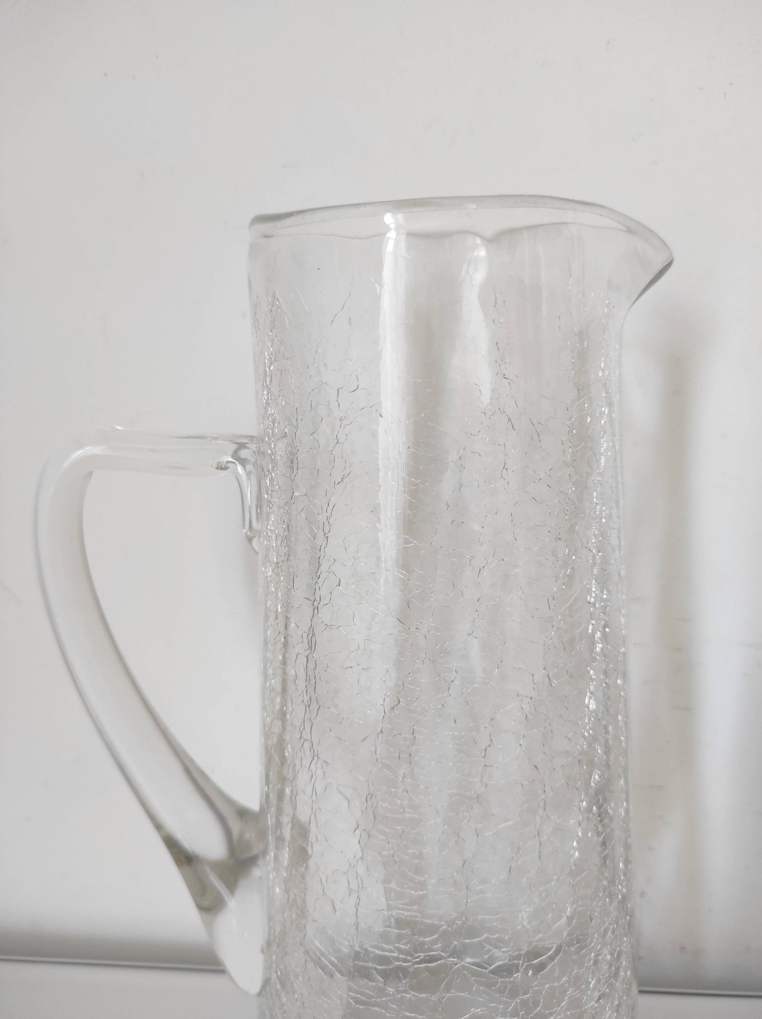 Artisanal cracked glass pitcher 24.5 cm