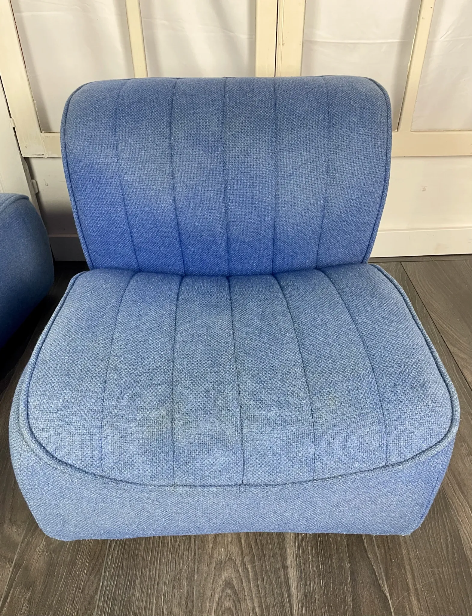 Paire de chauffeuses en drap de laine bleu