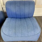Paire de chauffeuses en drap de laine bleu