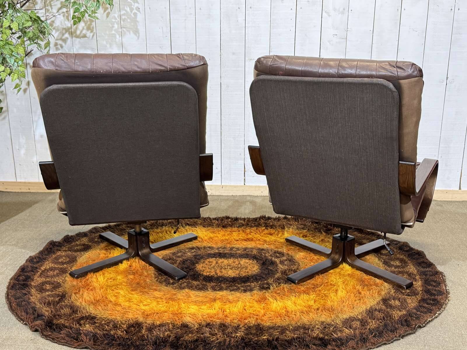 Pair of Norwegian swivel armchairs in leather and beech from the 1970s.