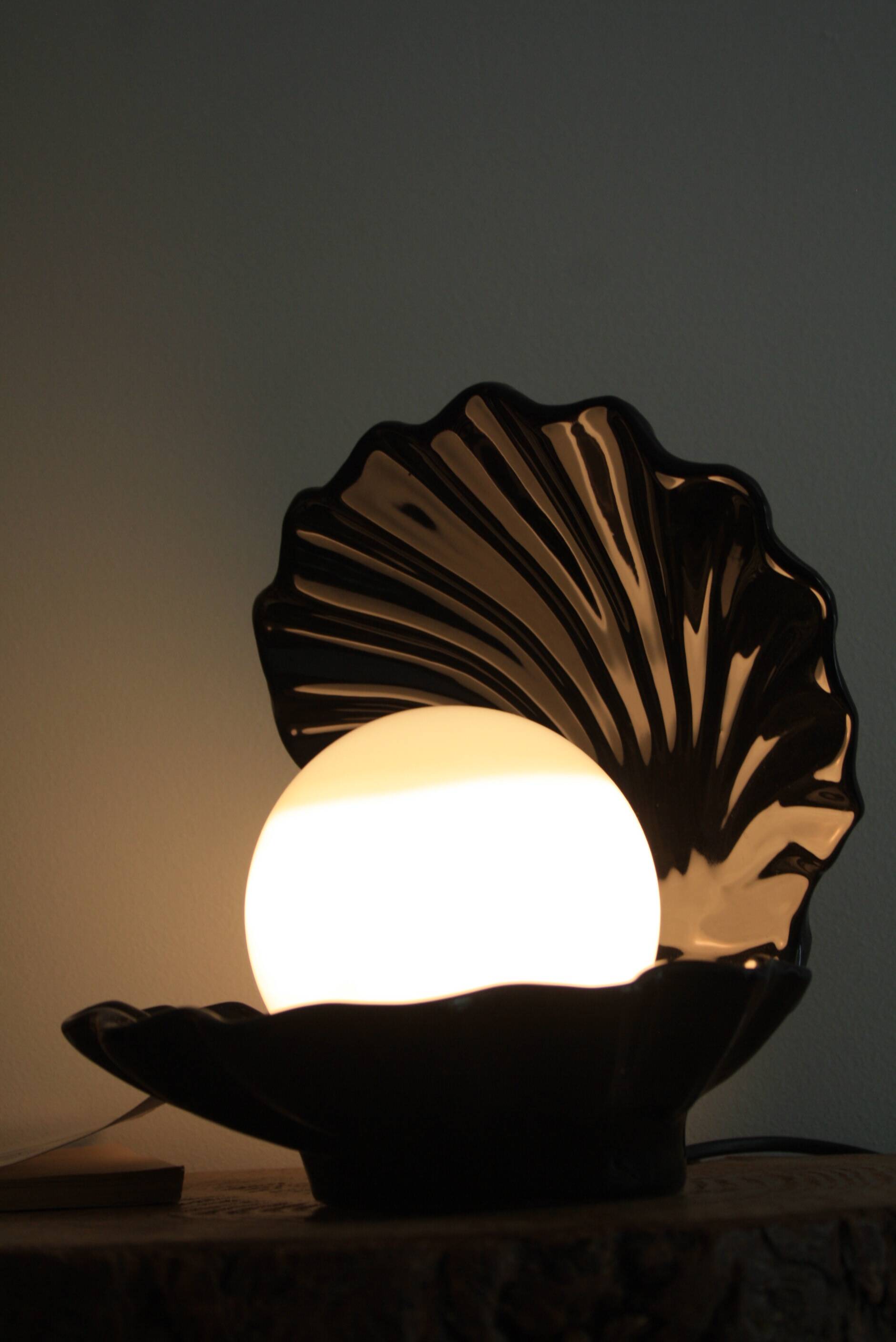 Shell lamp in ceramic and opaline