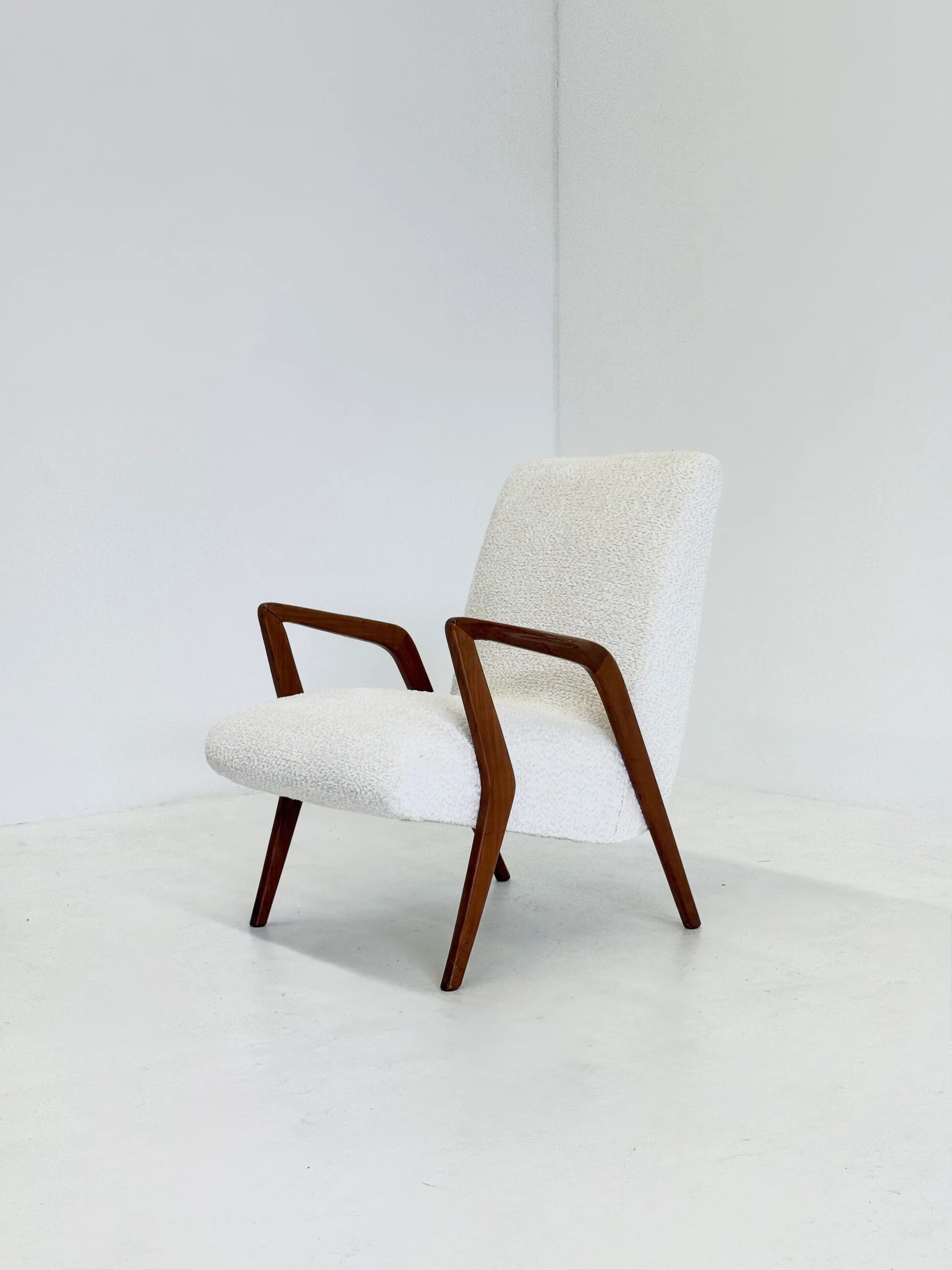 Italian mid-century lounge chair in cherry wood with white bouclé