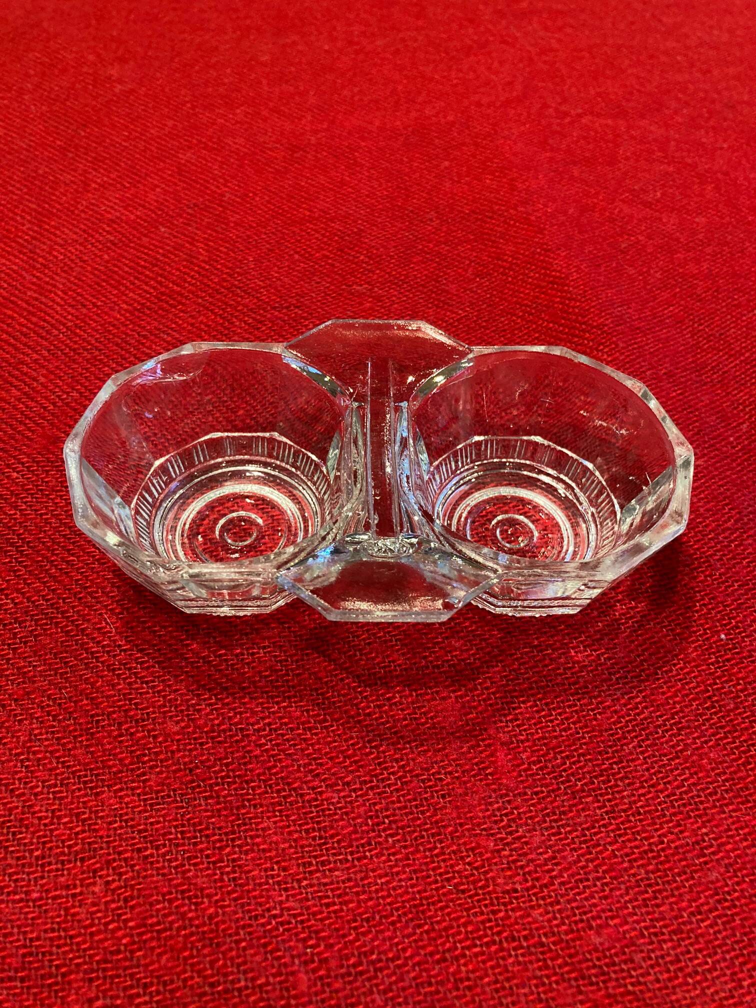 Retro salt and pepper shakers, in molded glass