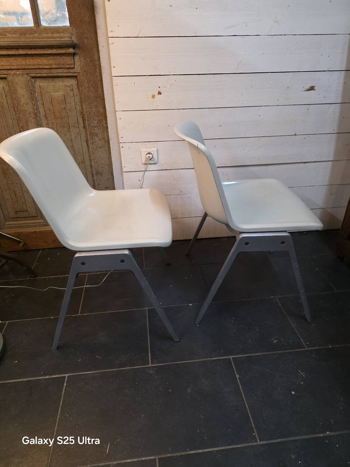 Pair of vintage Wilkhahn chairs, fibreglass shell, aluminium, 1970.