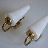 Paire de lampes en applique murale 1960 opaline et laiton