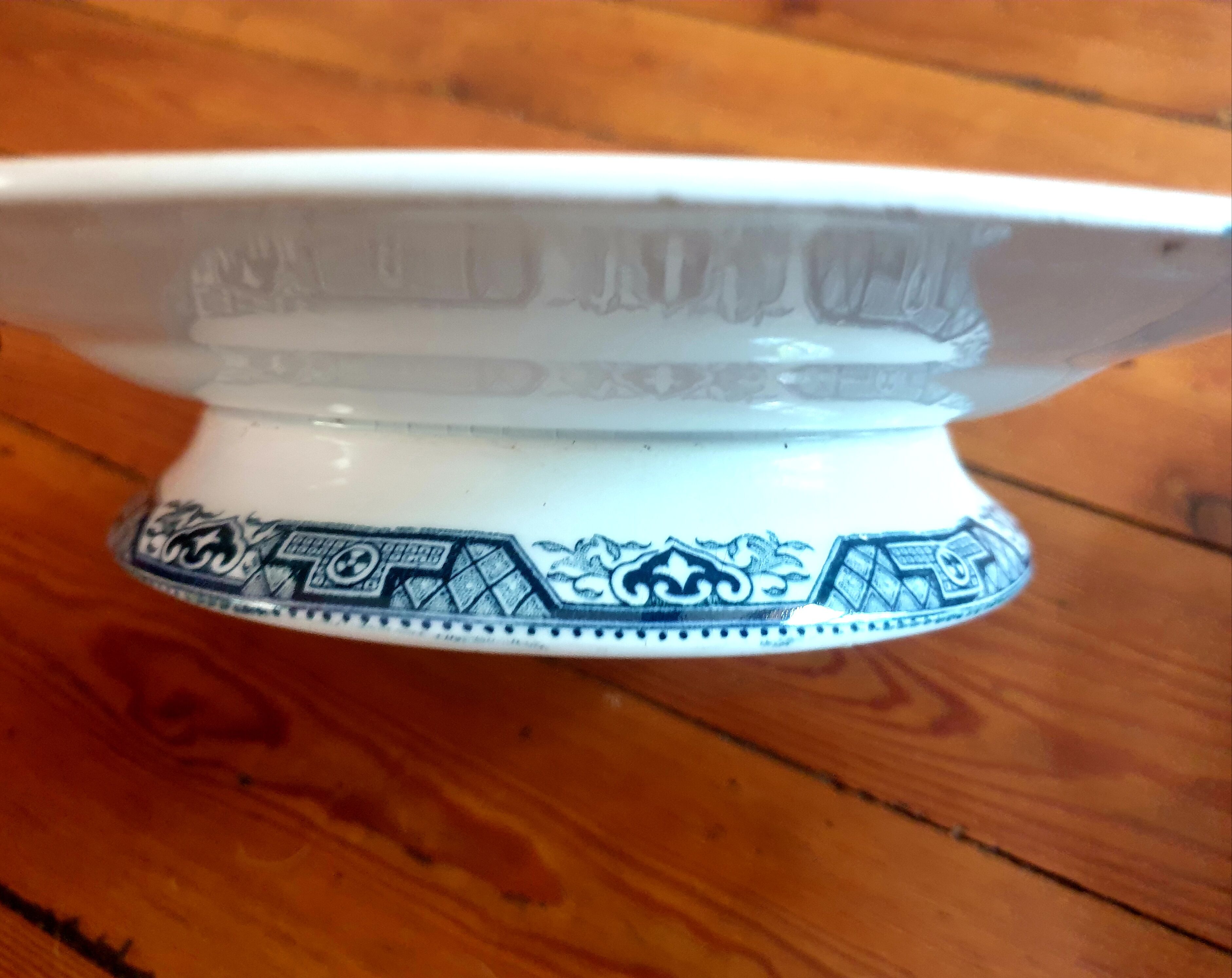 Pair of dishes on light standing saint amand morocco collection