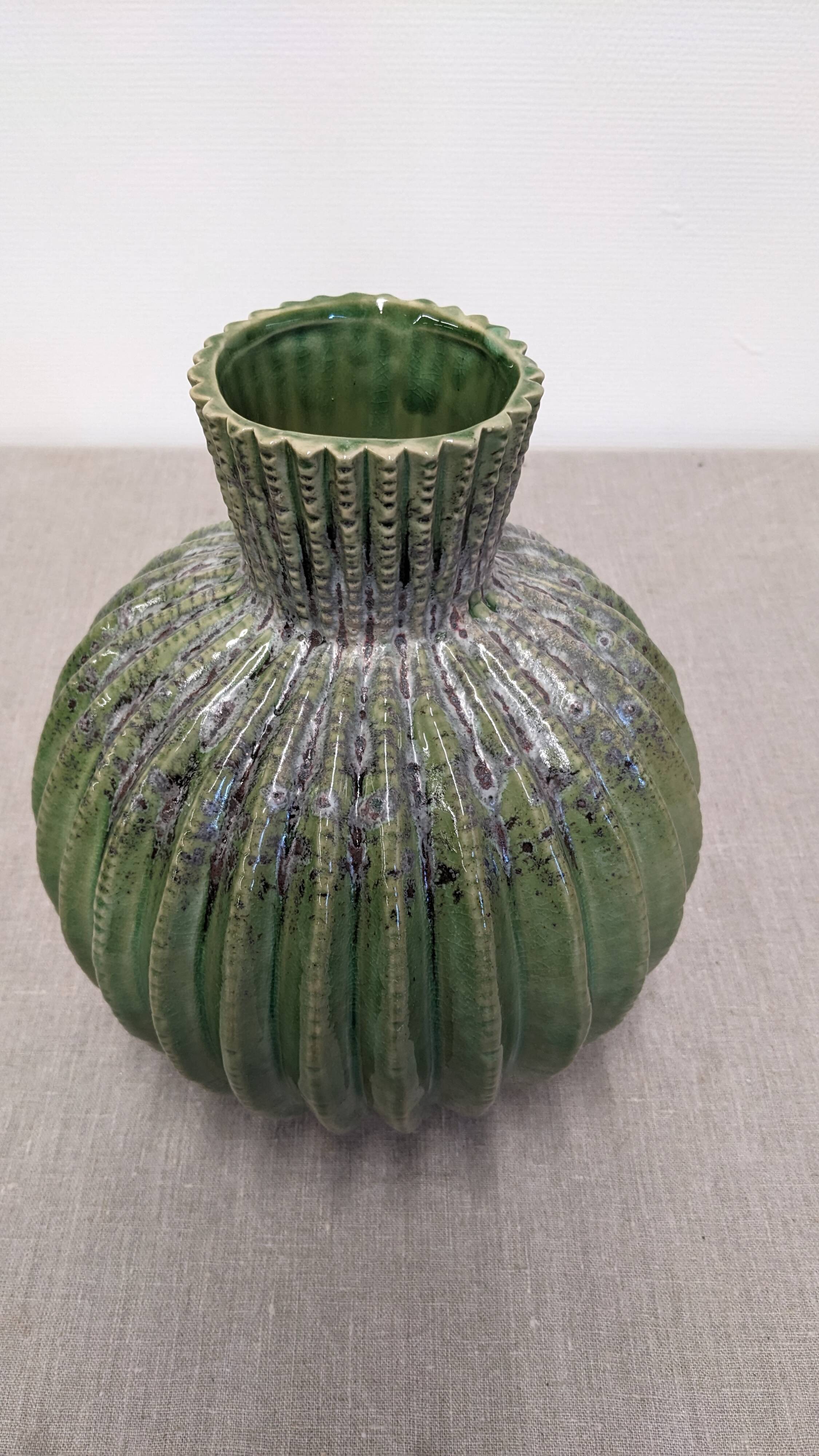 Contemporary cactus round vase in glazed dolomite ceramic.