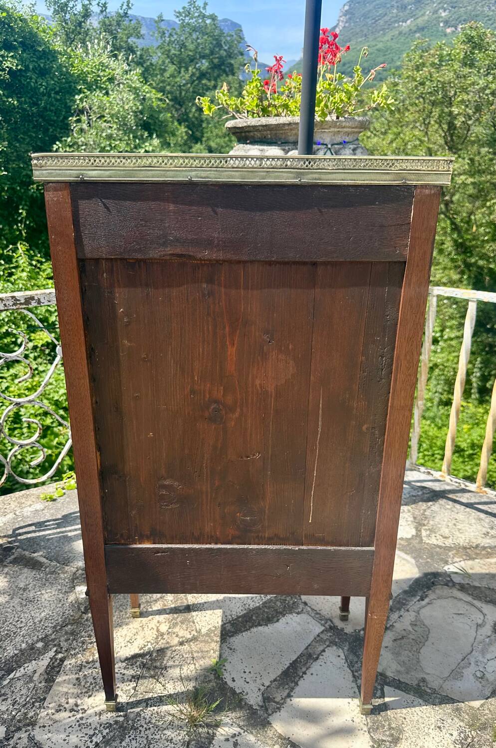Mahogany and burl chest of drawers, 19th century