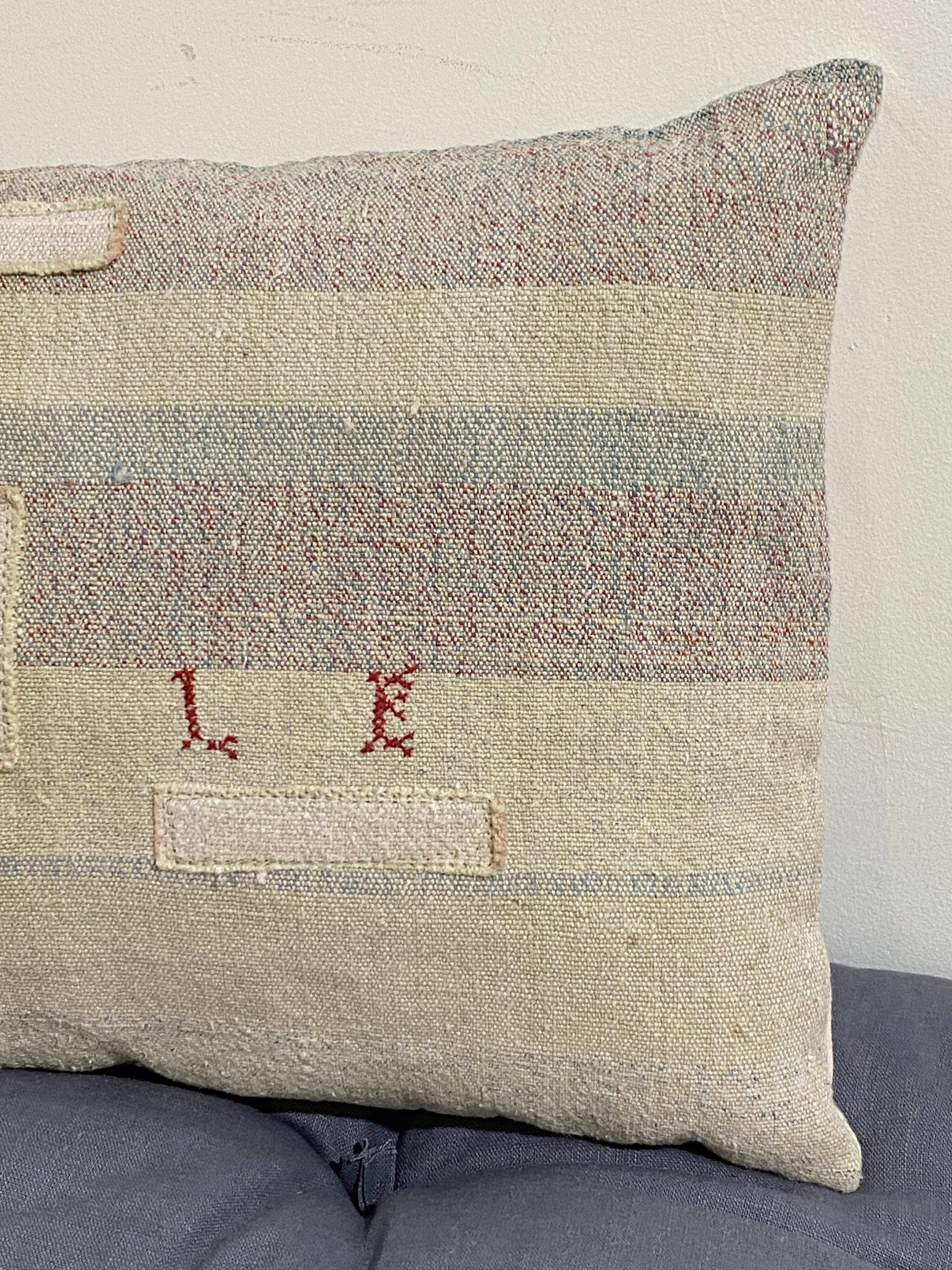 Coussin artisanal en toile ancienne style Kilim