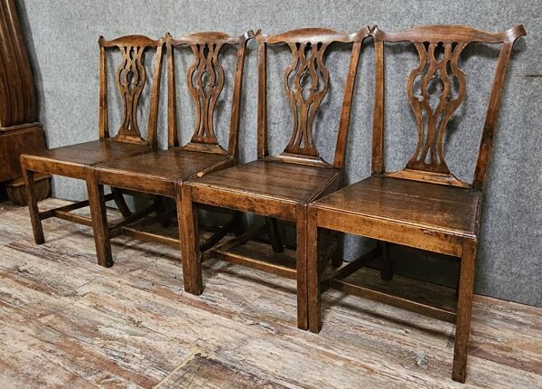 Série de 4 chaises anciennes en bois – style XVIIIe / Chippendale
