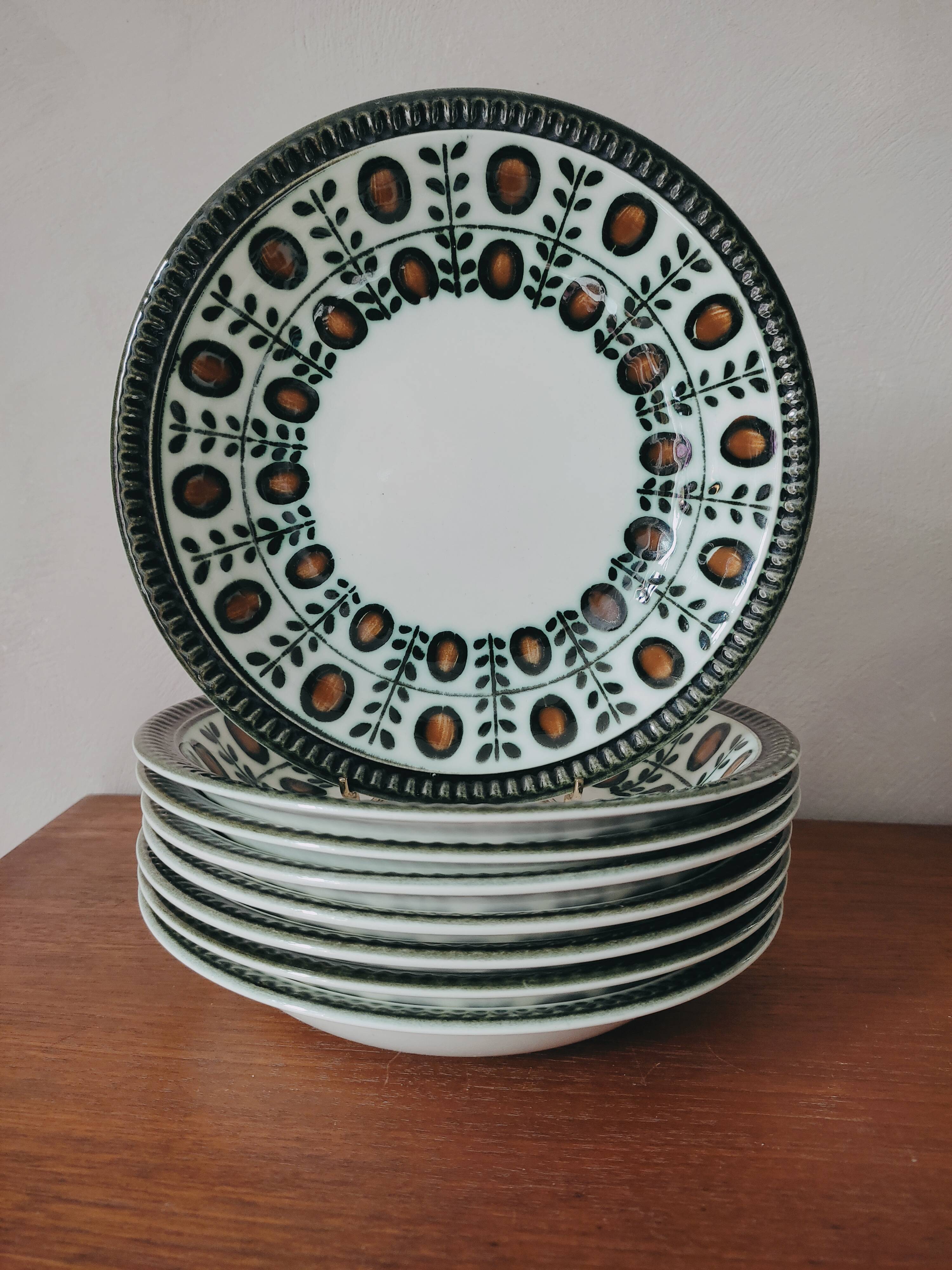 Set of 8 hollow plates Boch nut model