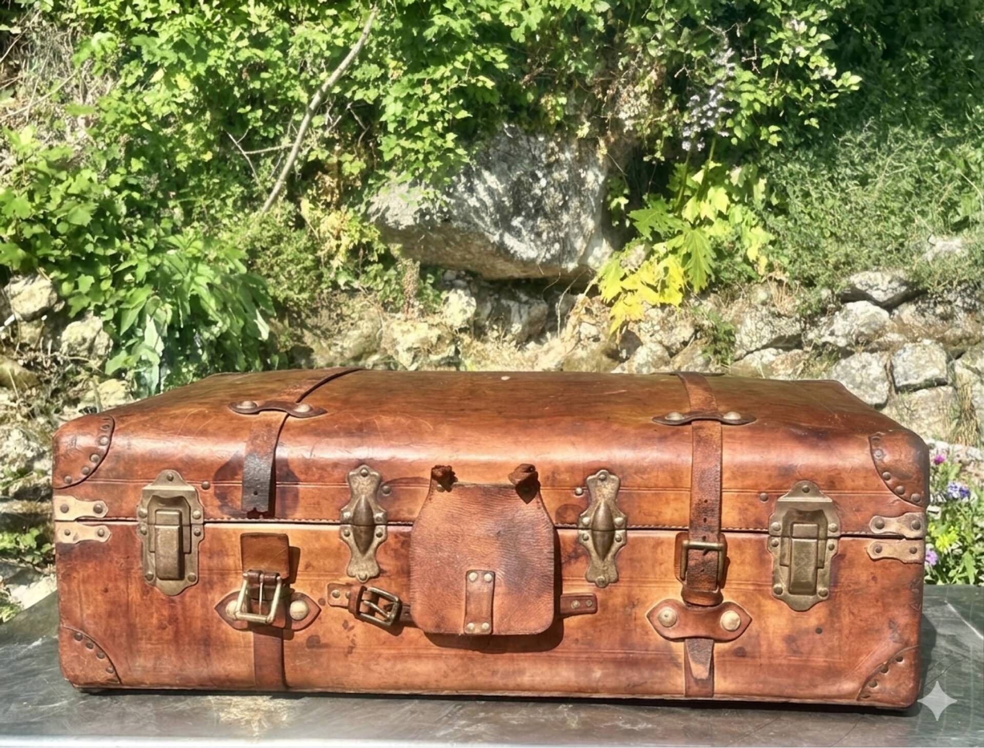 Large suitcase or trunk - leather suitcase, period 1910/1920.