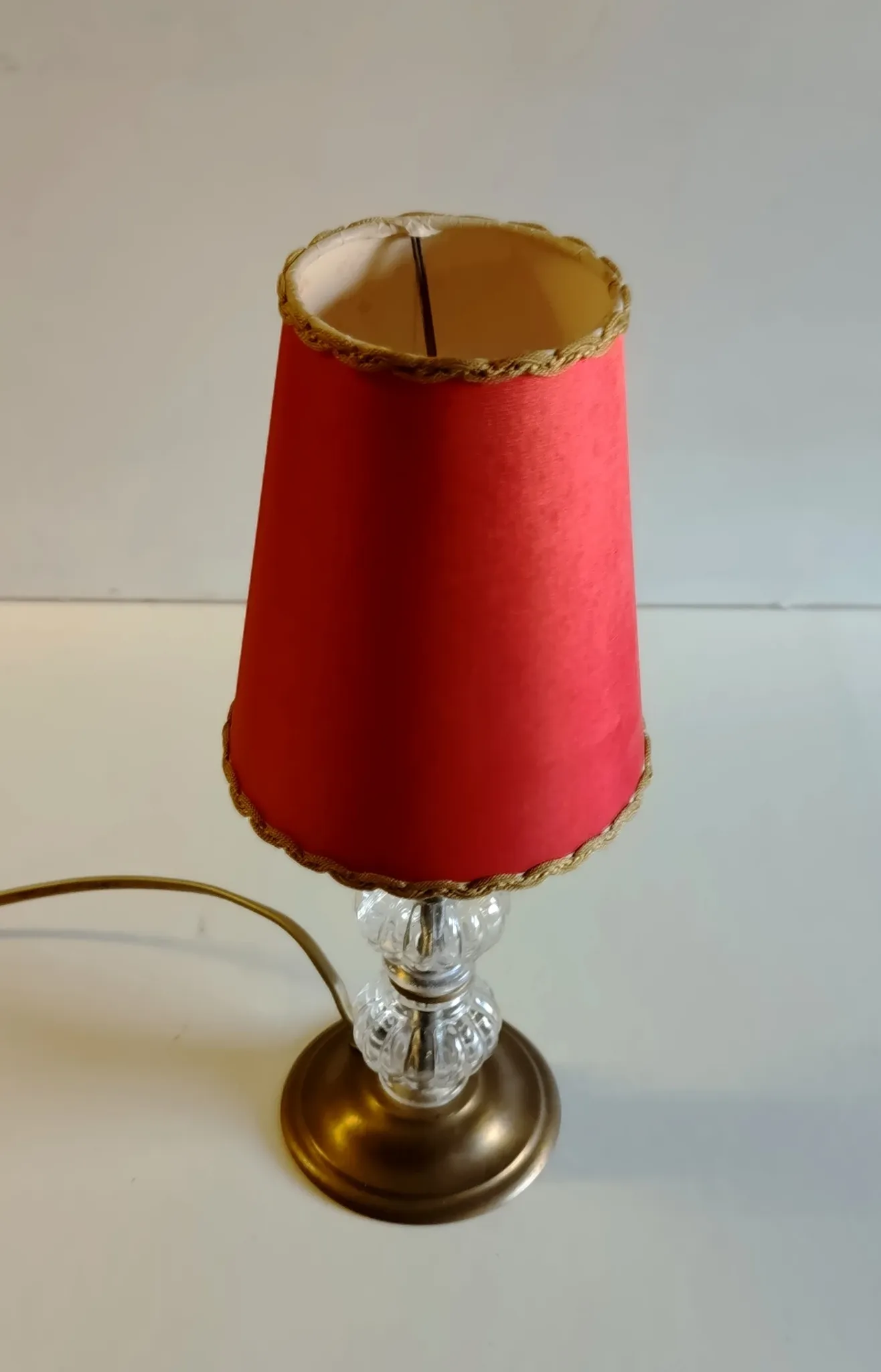 Vintage table lamp in brass and glass - mid 20th century.