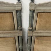 Paire de lits de style Directoire en hetre rechampi XX siècle
