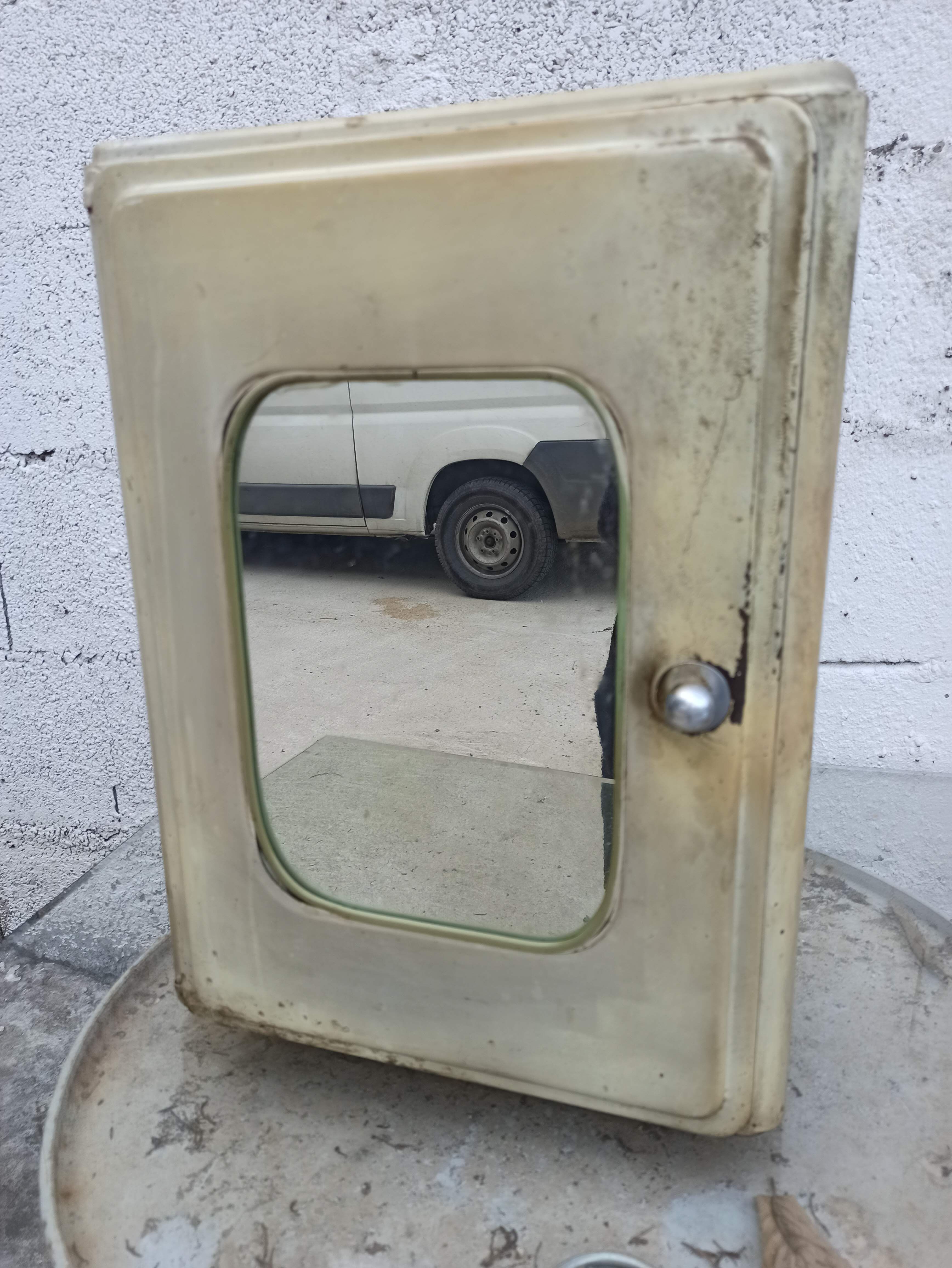 Medicine cabinet in mirror painted sheet metal