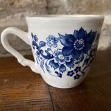 Tasse et soucoupe faïence Sarreguemines D.V. décor champêtre et fleurs bleues