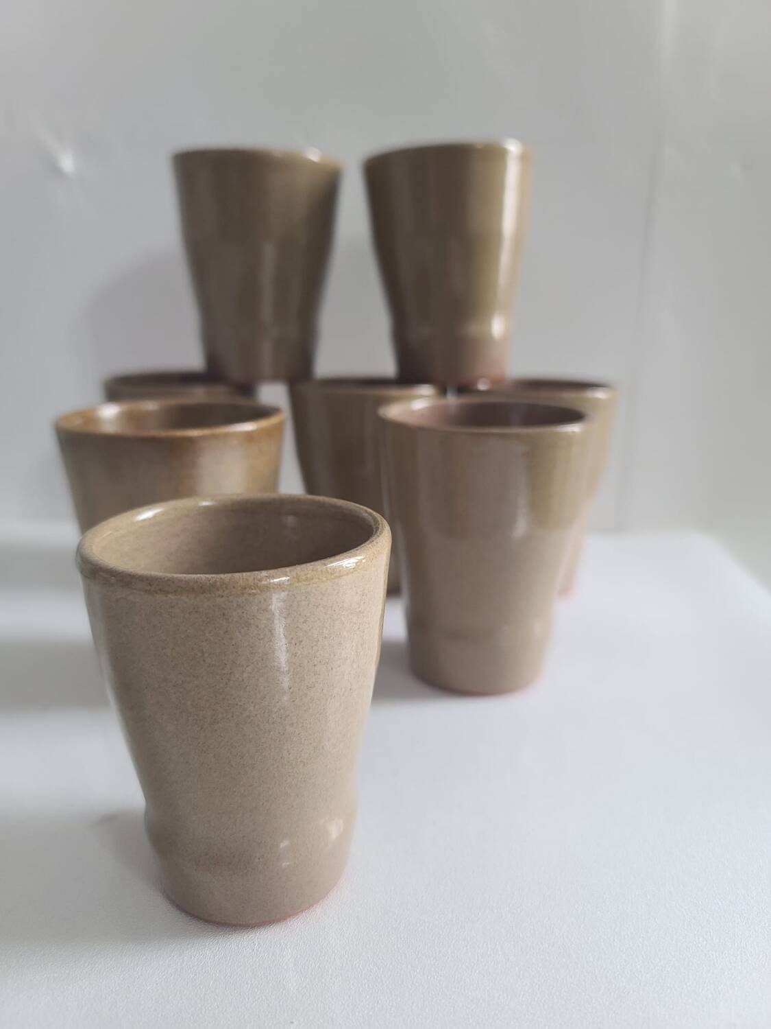 Lot de 8 verres en grès