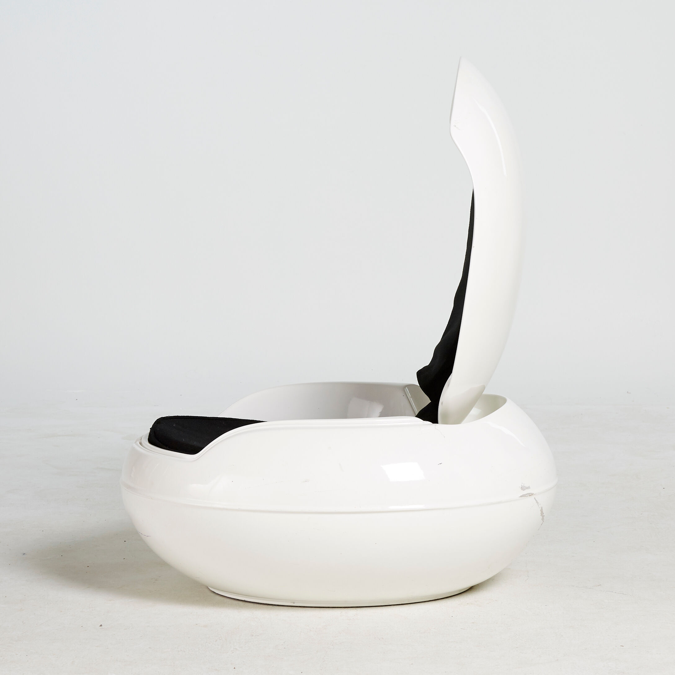 Egg chair by Peter Ghyczy