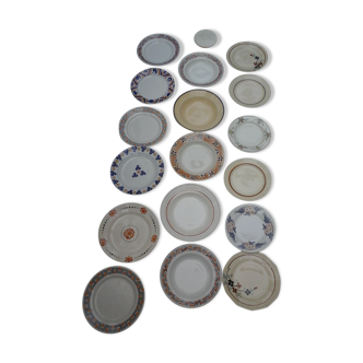 Assortiment de 18 assiettes dominantes bleu / jaune orangé