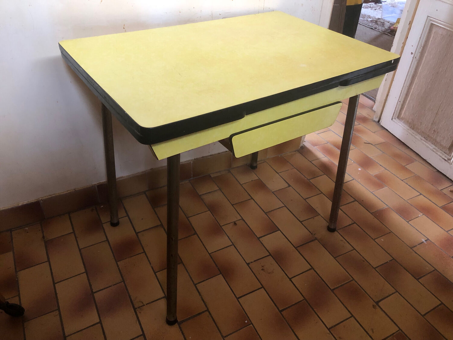 Table fornica jaune