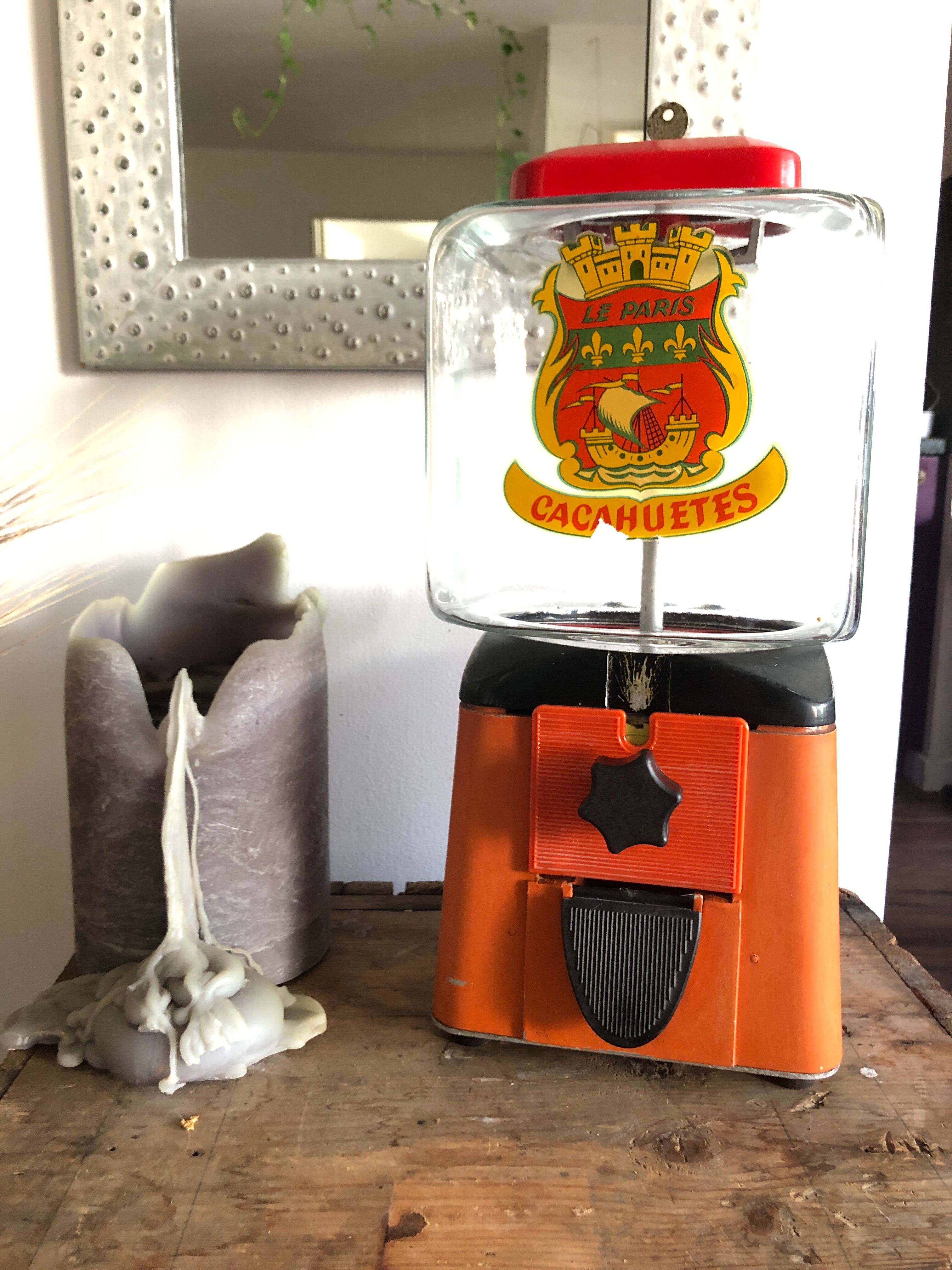 Distributor of peanuts