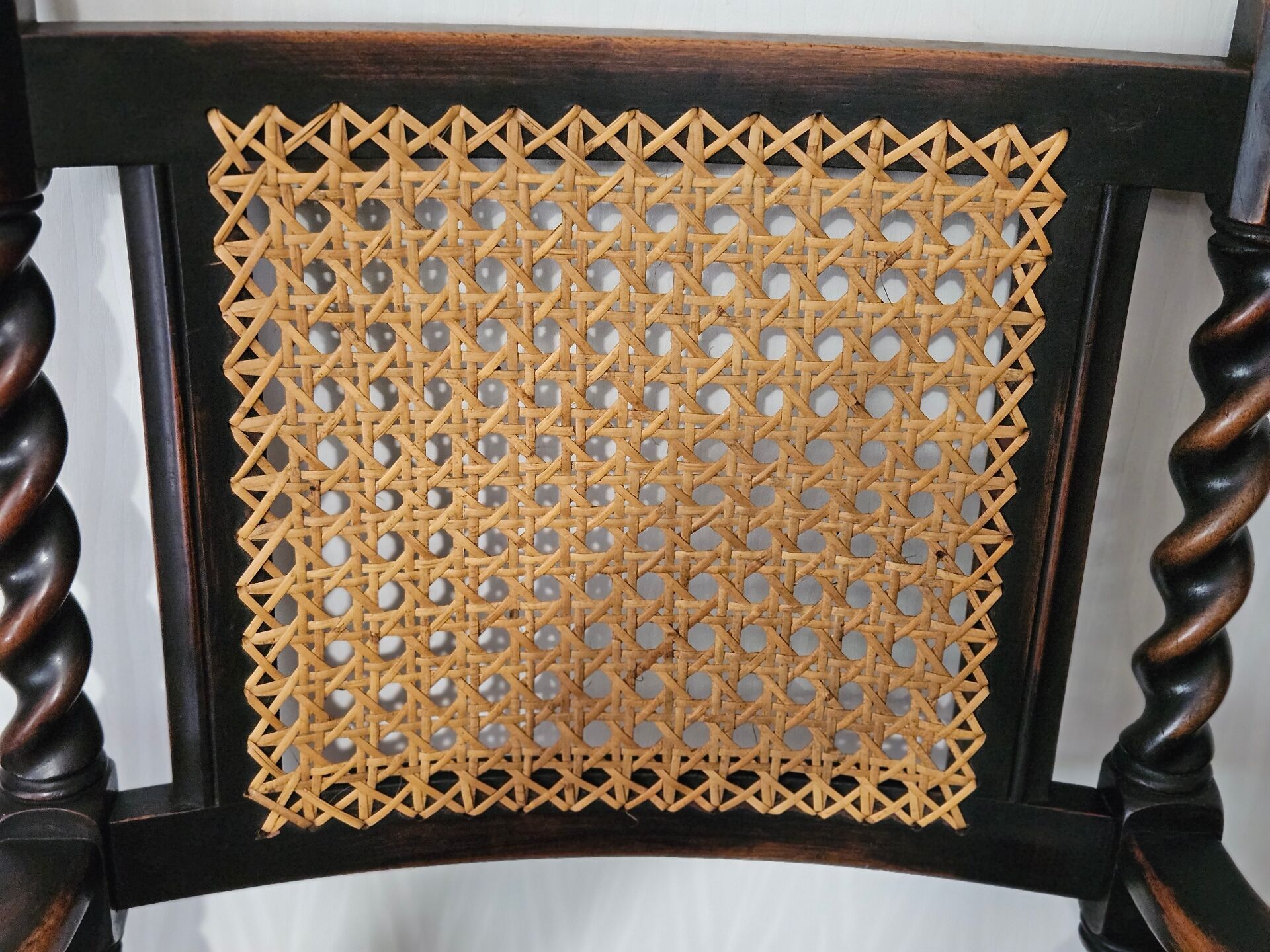 Paire de fauteuils canneés style Louis XIII anciens