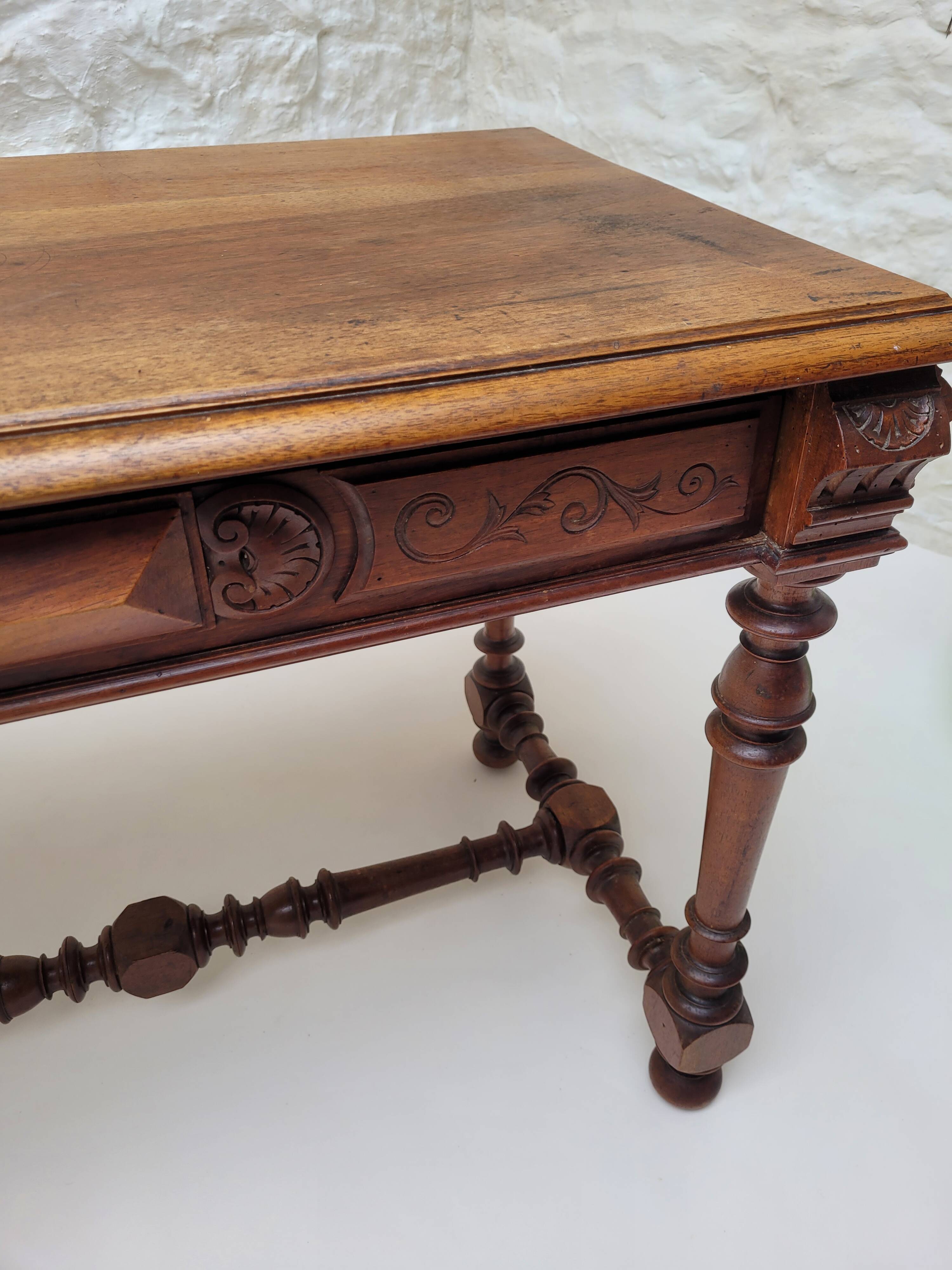 Ancienne table a ecrire bois perlé Louis XIII