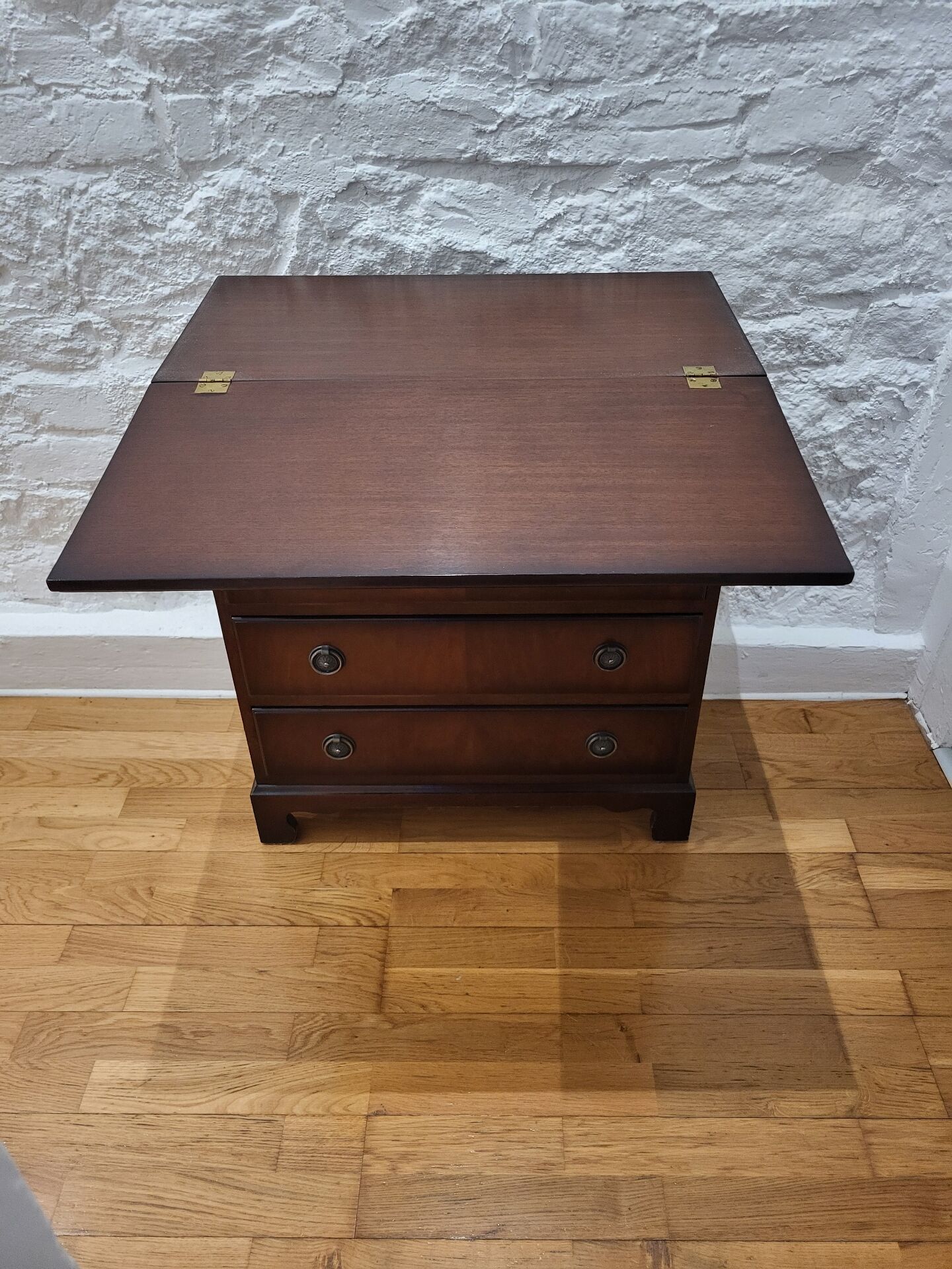 Commode /coffret célibataire acajou style néo géorgien