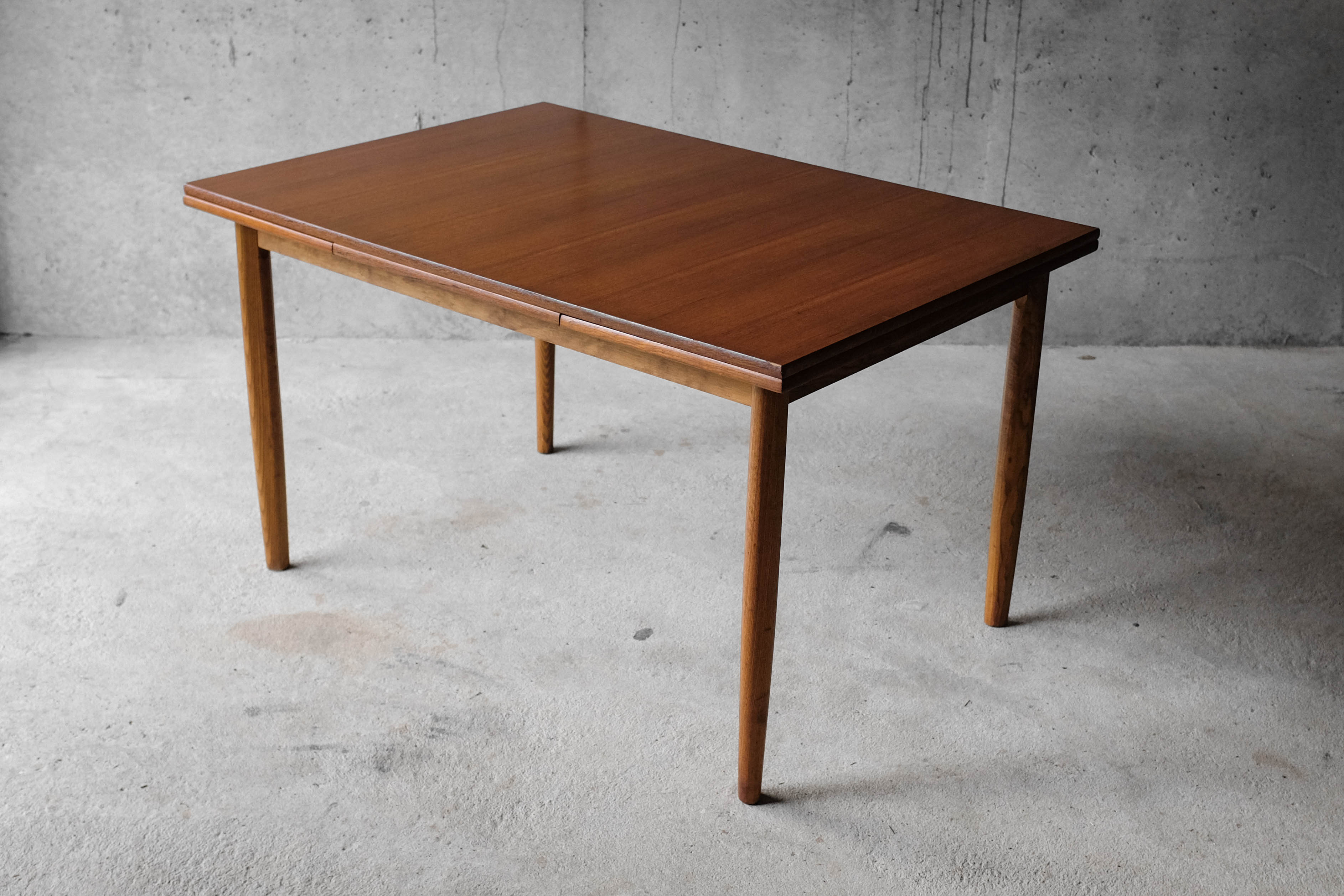 Table and 4 chairs 60