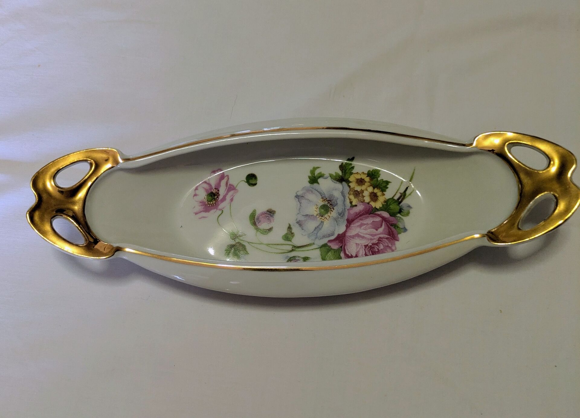 Small oval dish made of Limoges porcelain.