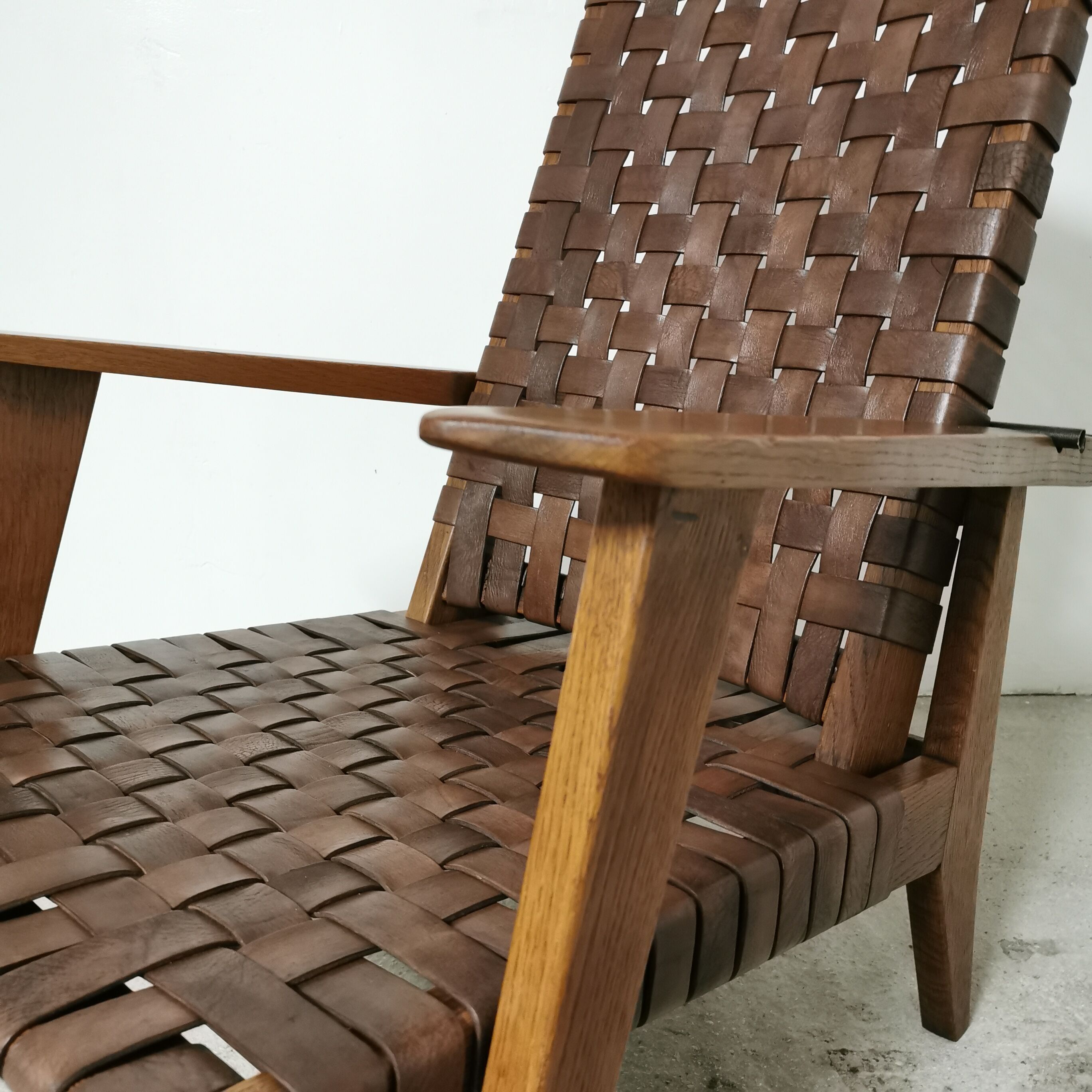 Fauteuil reconstruction en chêne et cuir, 1950