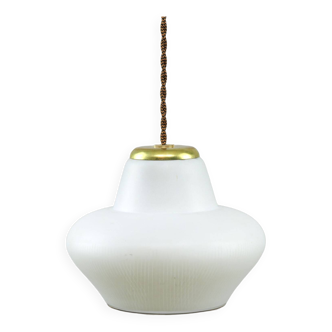 Petite Lampe à Suspension Mid-Century en Laiton et Opaline, Italie