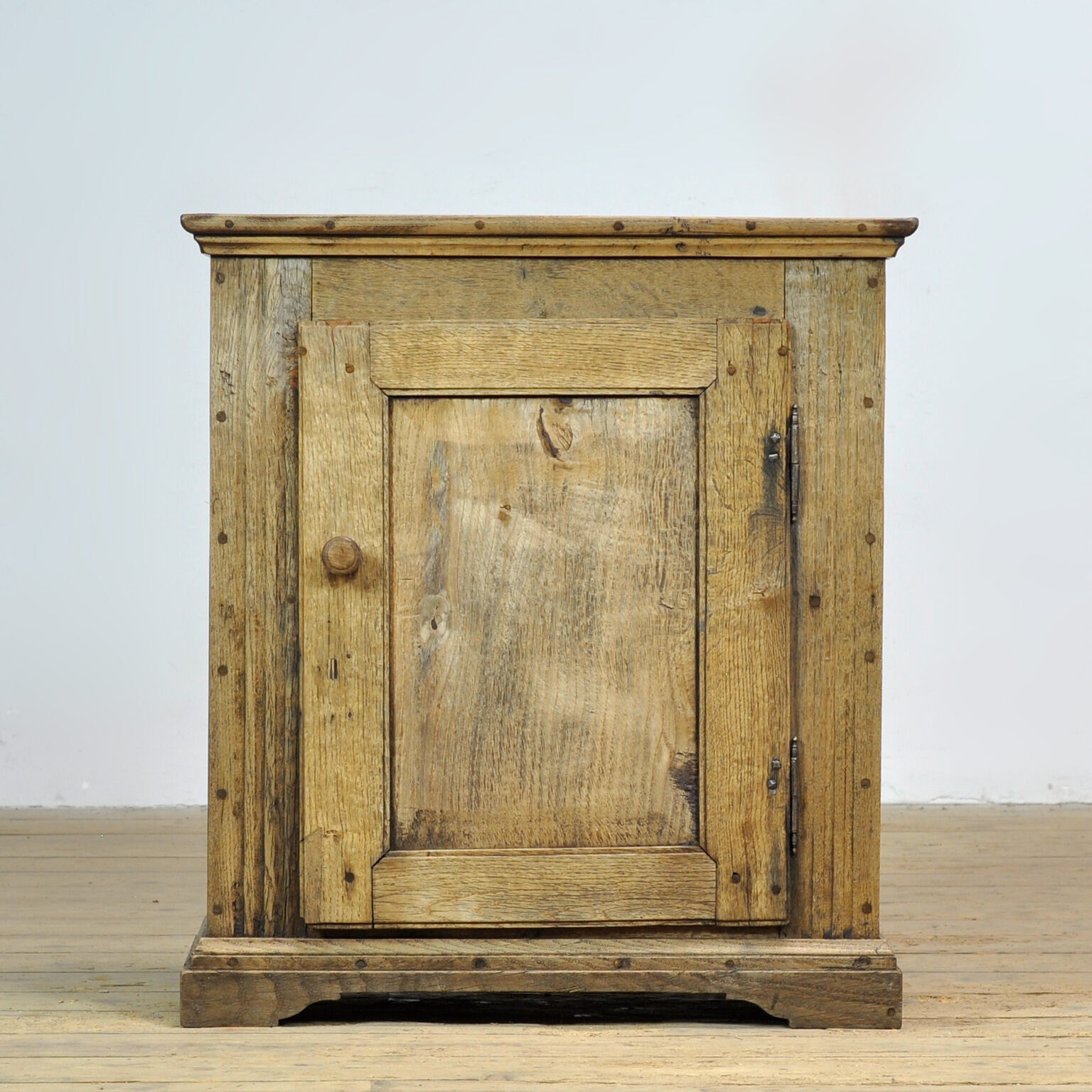 Small oak cabinet, circa 1820