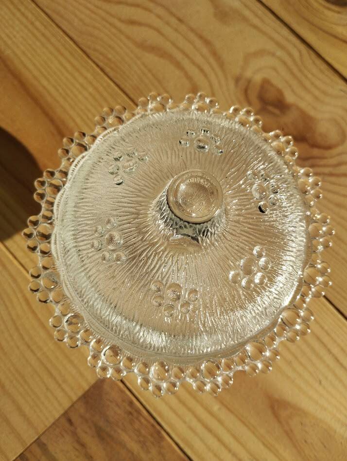 Bonbonnière sur pied en verre moulé – Décor texturé vintage