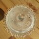 Bonbonnière sur pied en verre moulé – Décor texturé vintage