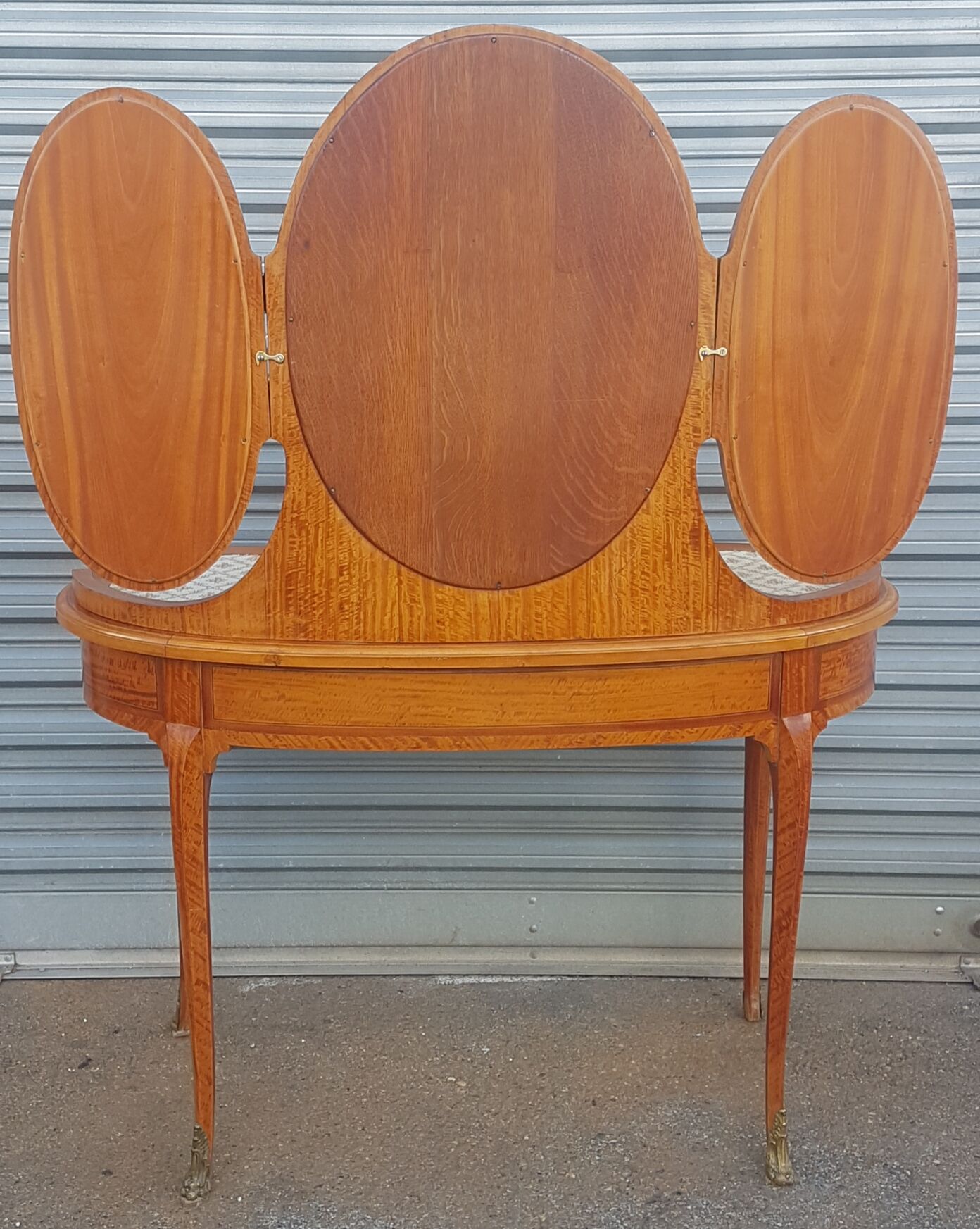 Old kidney dressing table