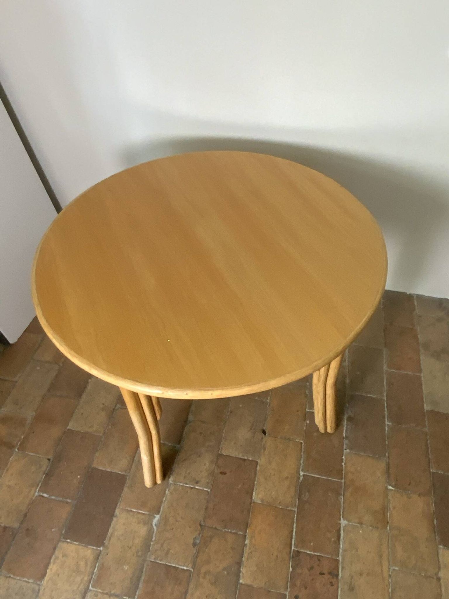 Round dining table