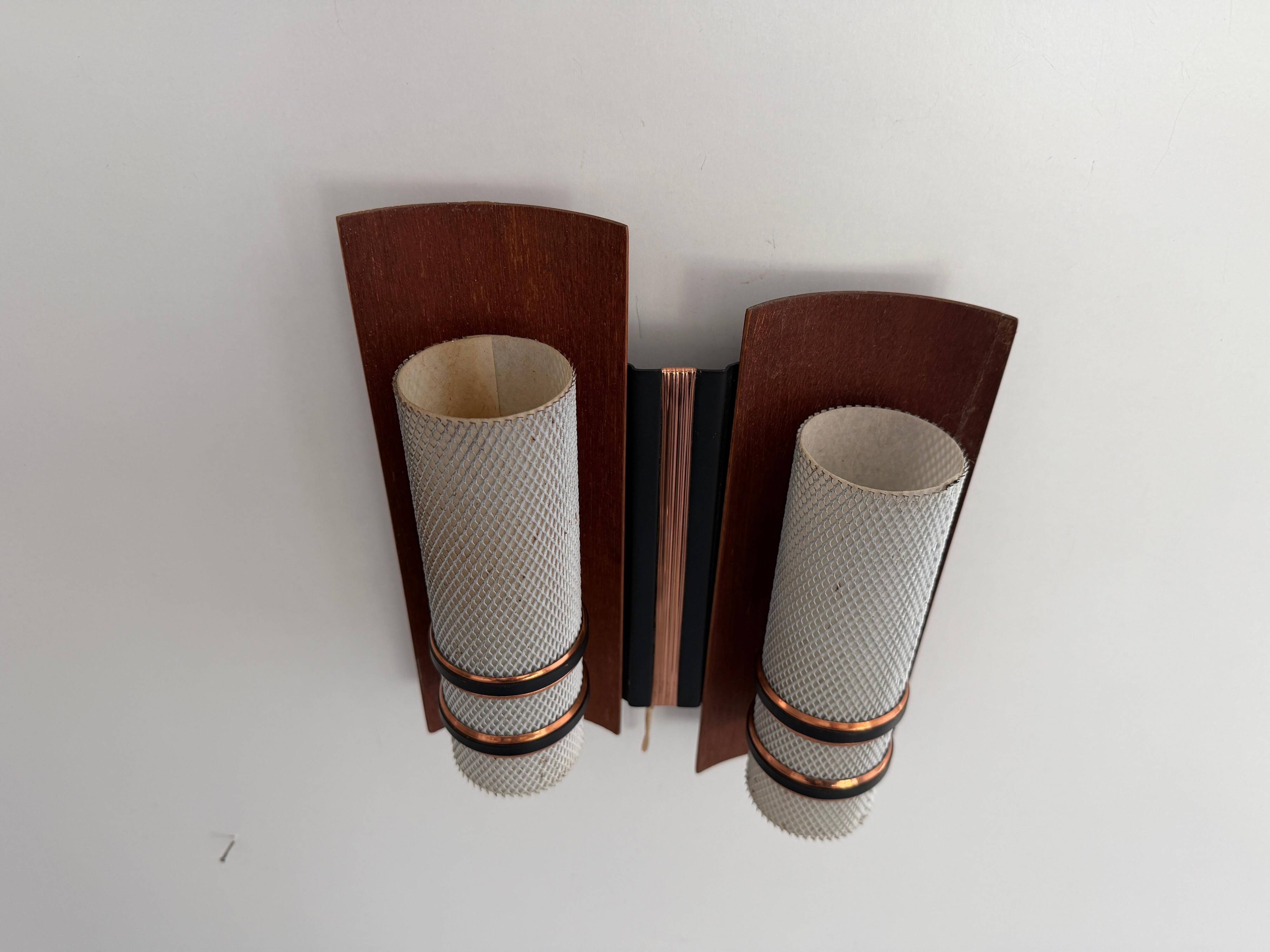 Simple mid-century wall light in metal, wooden and copper base, 1960s, Germany.