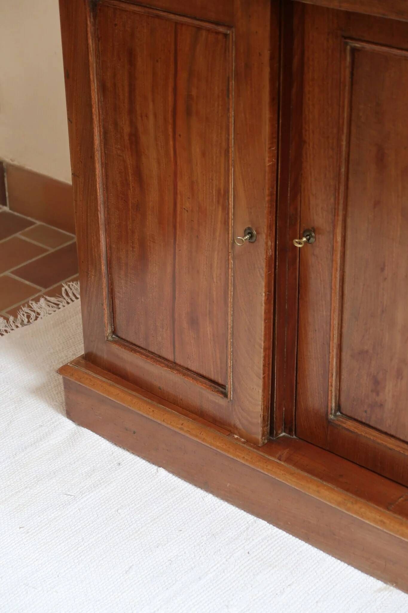 Walnut sideboard, 3 drawers and 3 doors, 1930s.