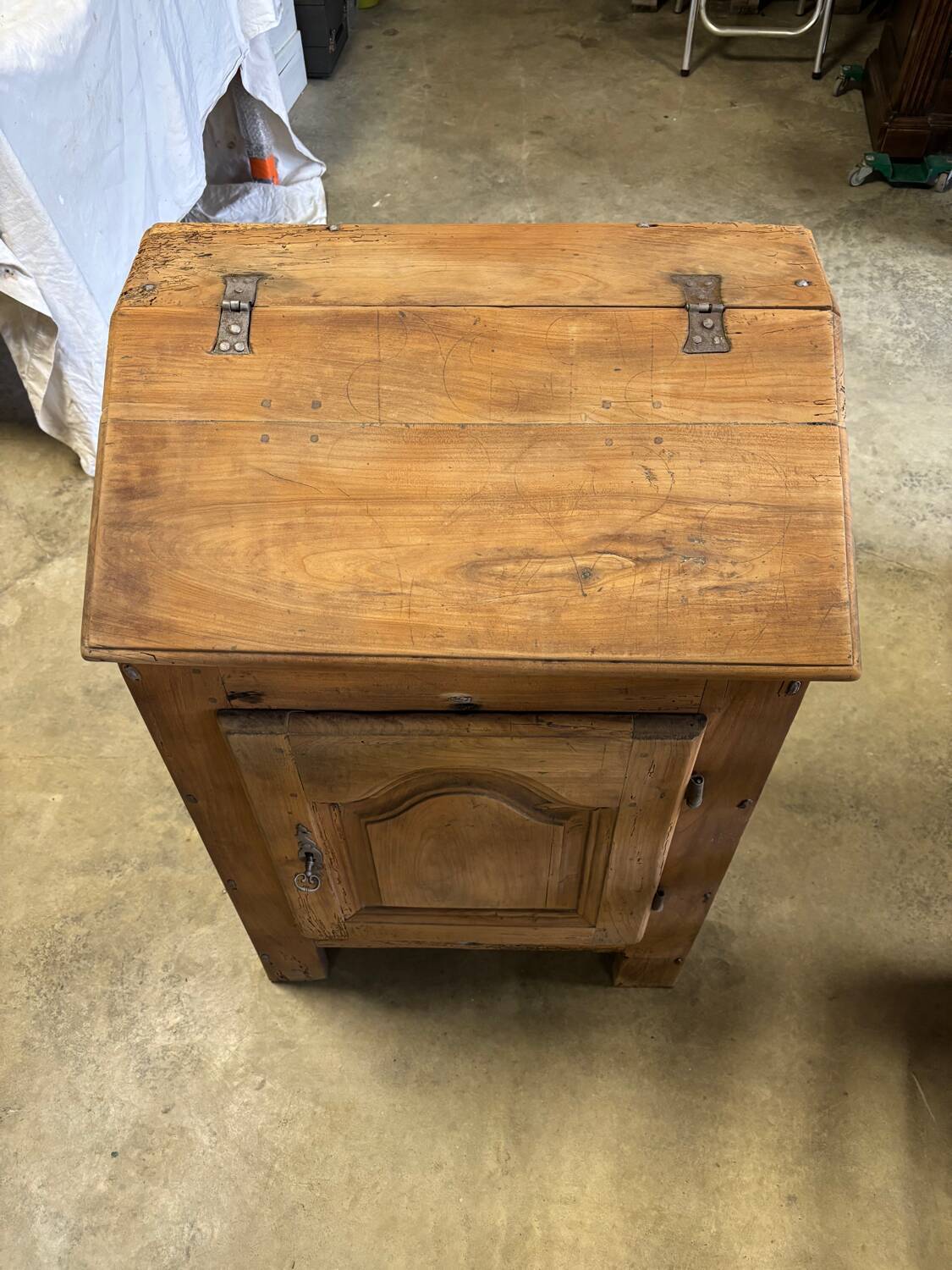 One-door writing desk